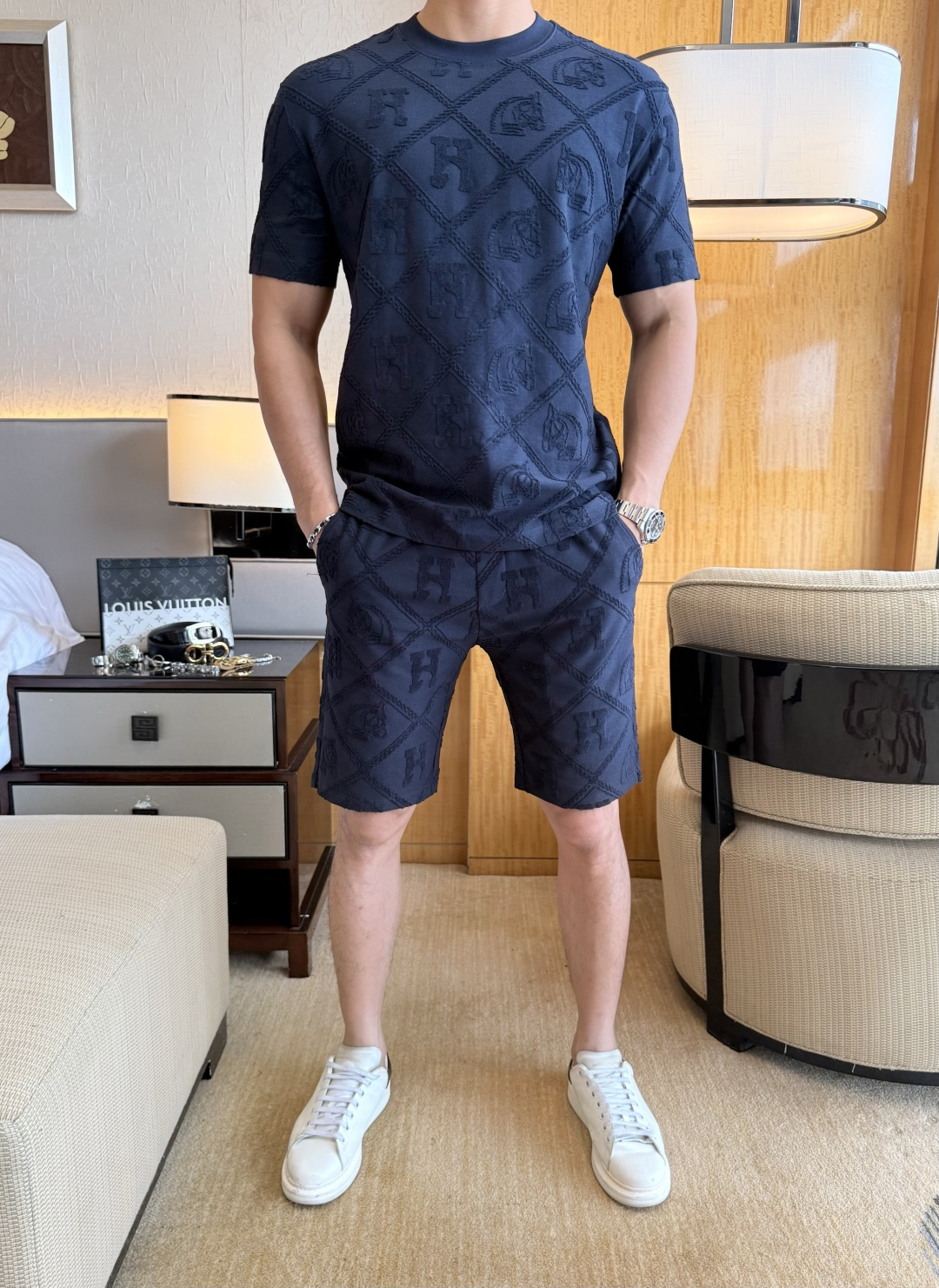 NO:838314,Hermès - 2026ss Spring New Casual Short Sleeve Suit for the Year of the Horse!  Celebrities’ favorite fashion-flavored casual suits are simple and elegant, designed with 11 craftsmanship on the official website!  Clean and neat tailoring, full of urban style. Exclusive top-grade customized fabrics are available. It feels soft and dry, and the upper body effect is crisp and stylish. The three-dimensional cutting technology and the version are of high standards and suitable for the benefits!  It is not tight at all, and you feel good when you put it on. With so many top-quality raw materials, it creates a high-end product with unparalleled value. It is the first choice for high-end fashion people with complete three standards, and the upper body effect is super good-looking!  Size M-3XL can be sold separately!  ,,hermes,T-shirt,19860909爱玛仕 - 2026ss马年春装新品休闲短袖套装！明星最爱时装味休闲套装 简单大方,官网11工艺设计！干净利落剪裁 都市风十足 可供独家顶级定制面料,手感软糯干爽,上身效果挺括有型.立体裁剪工艺,版型上都是高标准,恰当好处的廓型版！又恰恰不紧绷,穿上心情就好,如此众多的顶级原料,打造出价值感无与伦比的高端产品,三标齐全高端潮流时尚人士首选,上身效果超级好看！码数M-3XL 可拆开出售！,,hermes,T-shirt,,Men's clothing