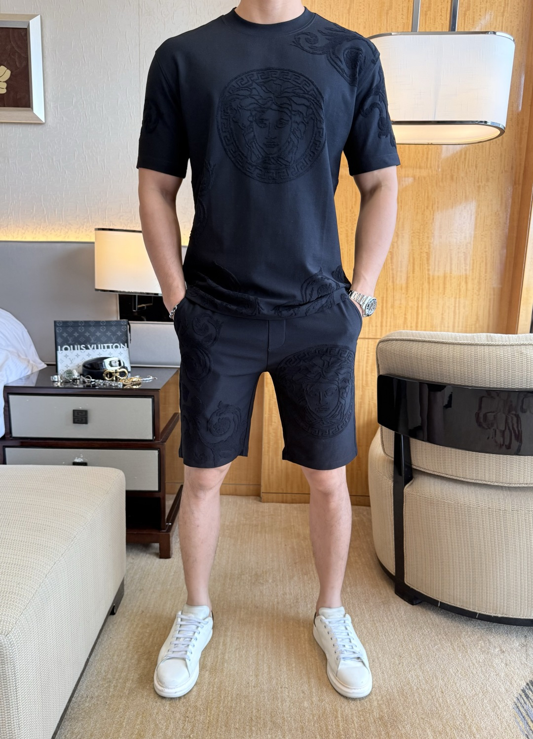 NO:838309,Versace - 2026ss new spring casual short-sleeved suit for the Year of the Horse!  Celebrities’ favorite fashion-flavored casual suits are simple and elegant, designed with 11 craftsmanship on the official website!  Clean and neat tailoring, full of urban style. Exclusive top-grade customized fabrics are available. It feels soft and dry, and the upper body effect is crisp and stylish. The three-dimensional cutting technology and the version are of high standards and suitable for the benefits!  It is not tight at all, and you feel good when you put it on. With so many top-quality raw materials, it creates a high-end product with unparalleled value. It is the first choice for high-end fashion people with complete three standards, and the upper body effect is super good-looking!  Size M-3XL can be sold separately!  ,,versace,T-shirt,19860909范思哲 - 2026ss马年春装新品休闲短袖套装！明星最爱时装味休闲套装 简单大方,官网11工艺设计！干净利落剪裁 都市风十足 可供独家顶级定制面料,手感软糯干爽,上身效果挺括有型.立体裁剪工艺,版型上都是高标准,恰当好处的廓型版！又恰恰不紧绷,穿上心情就好,如此众多的顶级原料,打造出价值感无与伦比的高端产品,三标齐全高端潮流时尚人士首选,上身效果超级好看！码数M-3XL 可拆开出售！,,versace,T-shirt,,Men's clothing