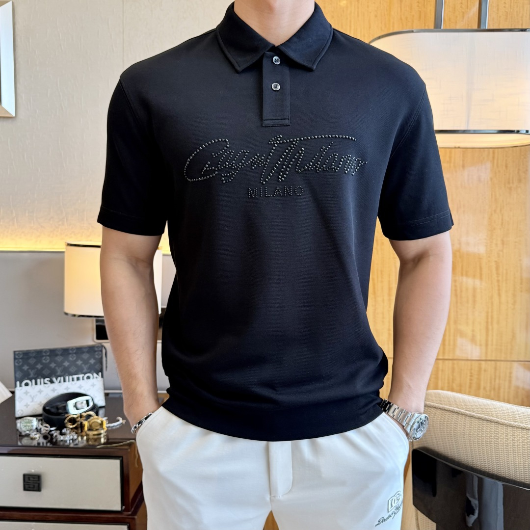 NO:846156,LV- 2026ss new spring and summer new polo collar short-sleeved series for the Year of the Horse. Selected high-quality long-staple cotton fabrics, fashionable big-name element logo design, awesome upper body shape, fine, comfortable and breathable fabrics, super good-looking with any combination, a must-have for fashionable men!  Sizes M-3XL can fit up to 200 pounds!  ,,louis vuitton,T-shirt,19860909LV- 2026ss马年春夏新款polo领短袖系列.精选优质长绒棉面料,时尚大牌元素logo设计,上身版型超赞,面料细腻舒适透气,随意搭配都超级好看时尚型男必备款哦！尺码M-3XL 最大可穿200斤！,,louis vuitton,T-shirt,,Men's clothing