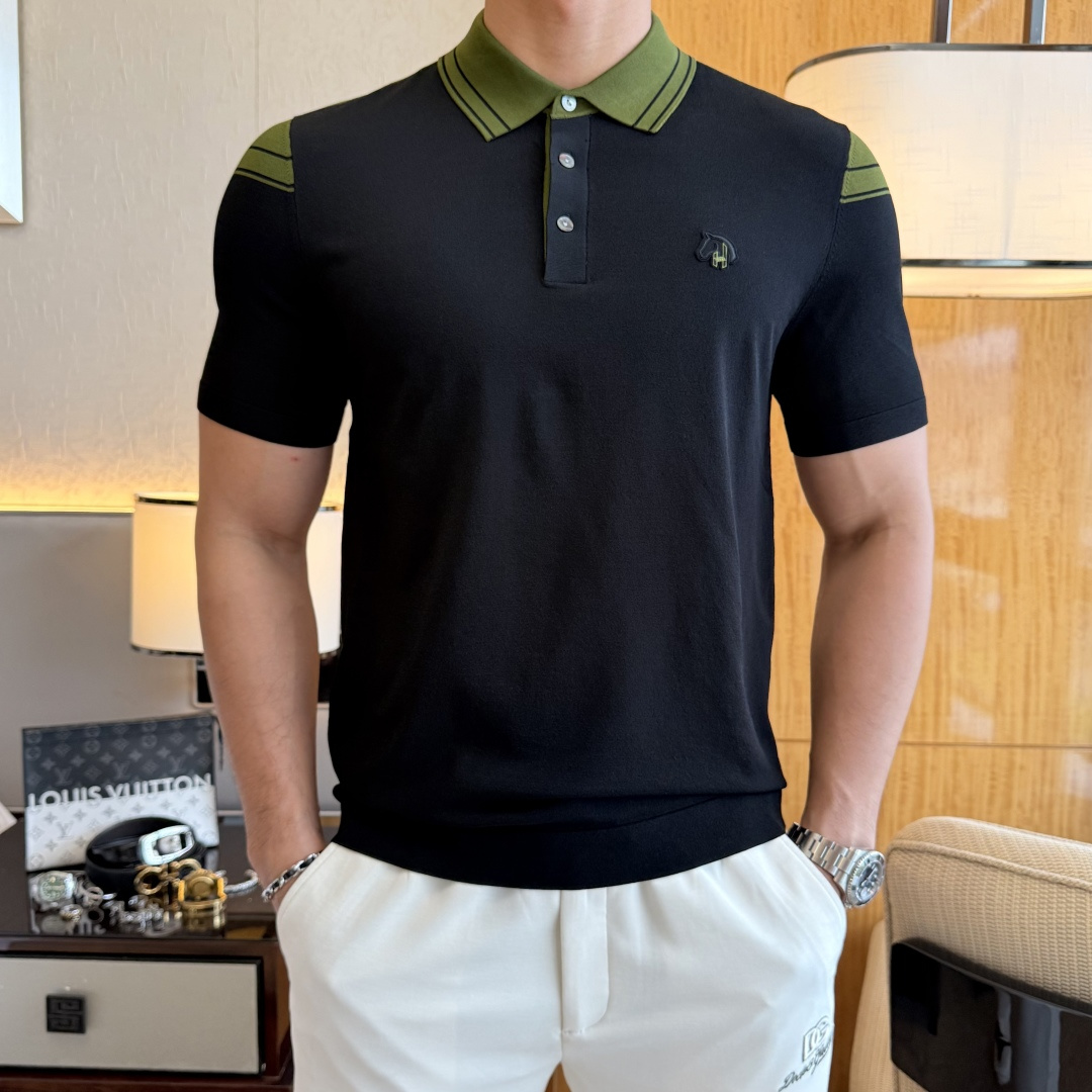 NO:858112,Hermès - 2026ss Year of the Horse spring and summer latest hot-selling boutique knitted short-sleeved T-shirt, customized imported soft Yilite fabric, embellished with fashionable big-name element logos, breathable fabric, delicate and soft texture, cool and smooth against the body. Moisture-wicking, simple and elegant yet fashionable, three-dimensional tailoring, super stylish upper body!  A must-have for fashionistas, sizes M-3XL, can be worn up to 190 pounds!  ,,hermes,T-shirt,tees,t-shirt,19860909爱玛仕 - 2026ss马年春夏最新大爆款精品针织短袖T恤,定制进口轻柔伊力特面料,时尚大牌元素logo点缀,会呼吸的面料,质感细腻柔软,贴身冰爽顺滑.吸湿排汗,简约大方又不失时尚,版型立体裁剪,上身超有型！时尚潮人必备款 尺码M-3XL 最大可穿可穿190斤！,,hermes,T-shirt,tees，t-shirt,,Men's clothing