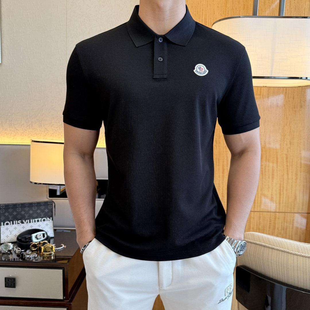 NO:838332,Meng Mouth - 2026ss New Year of the Horse spring and summer new polo collar short-sleeved series. Selected high-quality double mercerized pique cotton fabrics, fashionable big-name element logo design, awesome upper body shape, fine, comfortable and breathable fabrics, super good-looking and a must-have for fashionable men with any combination!  Sizes M-3XL can fit up to 200 pounds!  ,,Moncler,T-shirt,19860909蒙口- 2026ss马年春夏新款polo领短袖系列.精选优质双丝光珠地棉面料,时尚大牌元素logo设计,上身版型超赞,面料细腻舒适透气,随意搭配都超级好看时尚型男必备款哦！尺码M-3XL 最大可穿200斤！,,Moncler,T-shirt,,Men's clothing