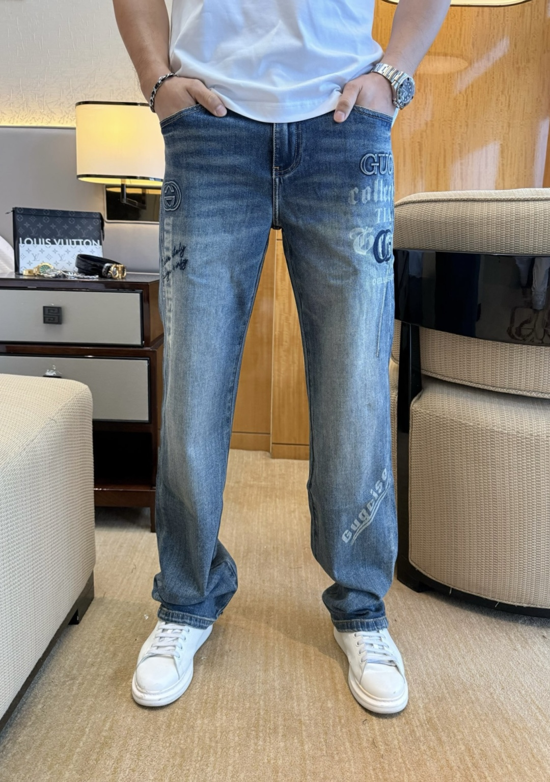 NO:843551,Gucci - 2026ss hot spring and summer wide-leg jeans for the Year of the Horse. Made from original 1:1, the perfect choice for daily essentials, simple and elegant, fashionable and stylish, customized imported denim fabric, heavy washing process, complex workmanship and exquisite craftsmanship. Easily cater to the needs of the four seasons, soft and elastic to the touch, smooth and neat, original accessories and hardware, comfortable on the upper body, very easy to wear and durable, code number 29-36,,jeans,19860909古奇 - 2026ss马年春夏大爆款宽腿牛仔裤.原单1:1制作,日常必备的完美之选,简单大气亦时尚有型,定制进口丹宁面料 ,重工洗水工艺,做工复杂工艺精湛.轻松迎合四季需要,手感柔软带弹力,流畅利落,原版辅料五金,上身舒适非常易搭耐看码数29-36,,jeans,,Men's clothing