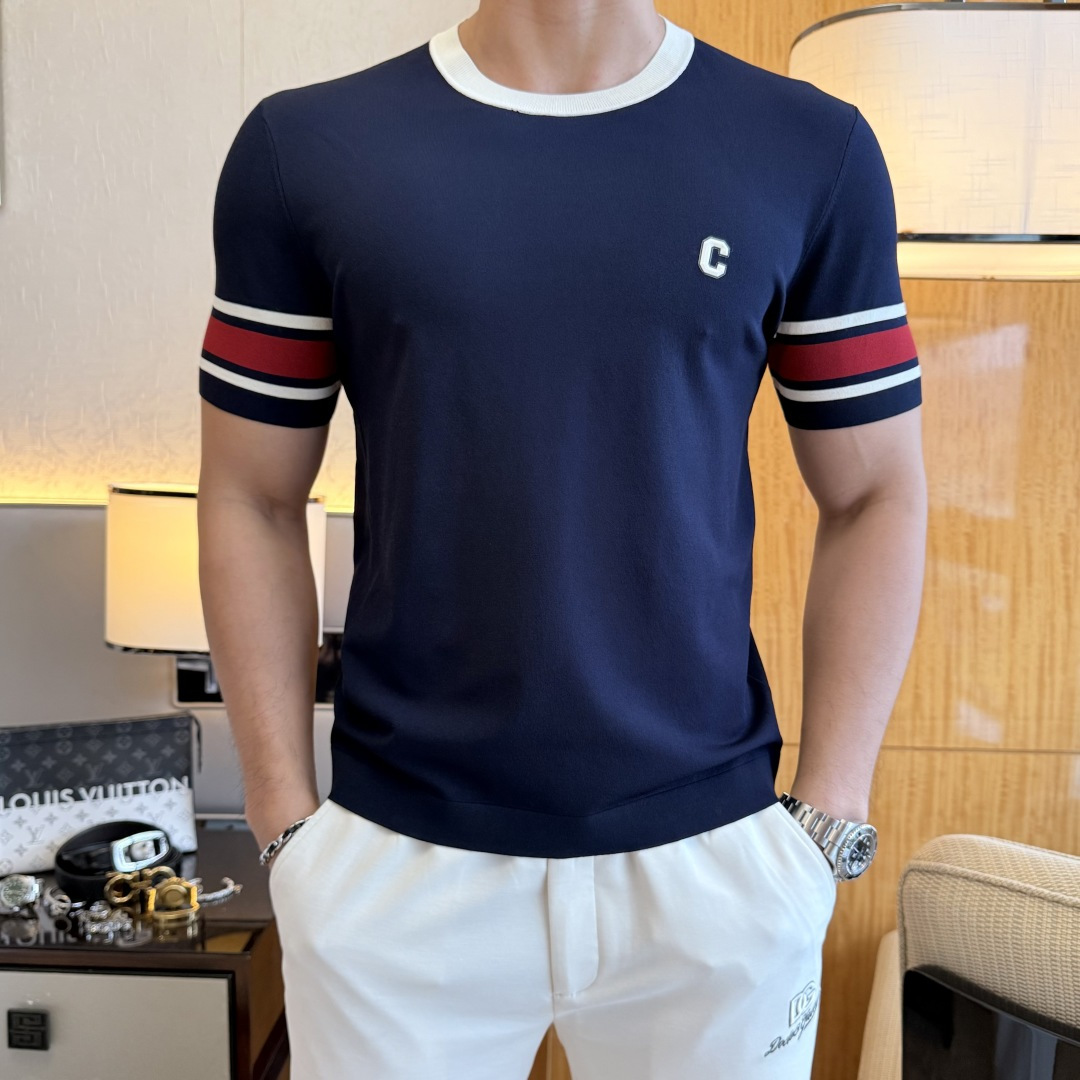 NO:838321,Gucci - 2026ss Year of the Horse Spring and Summer's latest hot-selling high-quality knitted short-sleeved T-shirt, customized imported soft Yilite fabric, embellished with fashionable big-name element logos, breathable fabric, delicate and soft texture, cool and smooth against the body. Moisture-wicking, simple and generous yet fashionable, three-dimensional tailoring, super stylish upper body!  A must-have for fashionistas, sizes M-3XL, can be worn up to 190 pounds!  ,,T-shirt,tees,t-shirt,19860909古奇 - 2026ss马年春夏最新大爆款精品针织短袖T恤,定制进口轻柔伊力特面料,时尚大牌元素logo点缀,会呼吸的面料,质感细腻柔软,贴身冰爽顺滑.吸湿排汗,简约大方又不失时尚,版型立体裁剪,上身超有型！时尚潮人必备款 尺码M-3XL 最大可穿可穿190斤！,,T-shirt,tees，t-shirt,,Men's clothing