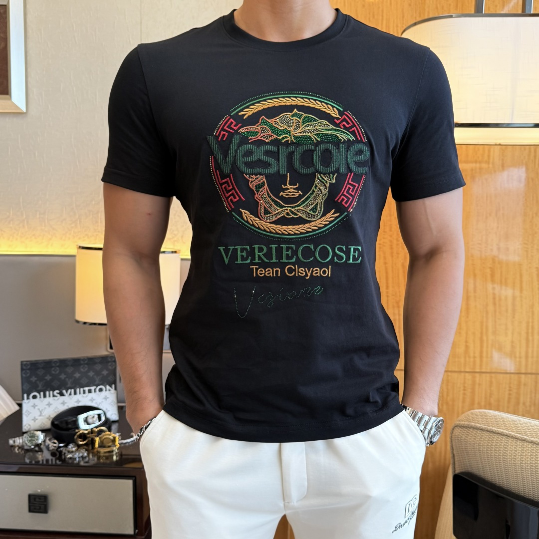 NO:838302,Versace - 2026ss Spring and Summer high-quality short-sleeved T-shirt for the Year of the Horse. Official website synchronization. High-end quality. Customized top-grade mercerized cotton fabric, 1:1 production by top manufacturers, fashionable brand heavy craftsmanship logo design, soft and delicate feel. Skin-friendly and comfortable to wear. Versatile and casual. The upper body is great. Handsome. A must-have for trendy men. Sizes M-3XL. Maximum weight can be worn!  ,,versace,T-shirt,tees,t-shirt,19860909范思哲- 2026ss马年贺岁款春夏精品短袖T恤 官网同步 高端品质 定制顶级丝光棉面料,顶级大厂1:1制作,时尚大牌重工艺logo设计,手感柔软细腻 穿着亲肤舒适 百搭休闲 上身非常赞 帅气 潮男必备品 尺码M-3XL 最大可穿斤！,,versace,T-shirt,tees，t-shirt,,Men's clothing