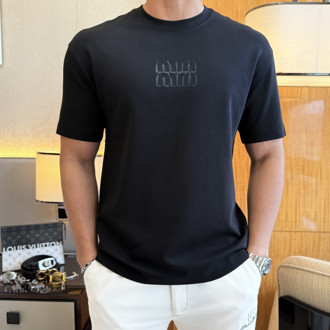 NO:849234,Miu Miu - 2026ss Year of the Horse Spring and Summer high-quality loose short-sleeved T-shirt. Official website synchronization. High-end quality. Customized top-grade long-staple cotton fabric, 1:1 production by top manufacturers, fashionable brand heavy craftsmanship logo design, soft and delicate feel. Skin-friendly and comfortable to wear. Versatile and casual. The upper body is very good. Handsome. A must-have for trendy men. Sizes M-3XL. Can wear up to 200 pounds!  ,,T-shirt,tees,t-shirt,19860909谬谬 - 2026ss马年贺岁款春夏精品宽松短袖T恤 官网同步 高端品质 定制顶级长绒棉面料,顶级大厂1:1制作,时尚大牌重工艺logo设计,手感柔软细腻 穿着亲肤舒适 百搭休闲 上身非常赞 帅气 潮男必备品 尺码M-3XL 最大可穿200斤！,,T-shirt,tees，t-shirt,,Men's clothing
