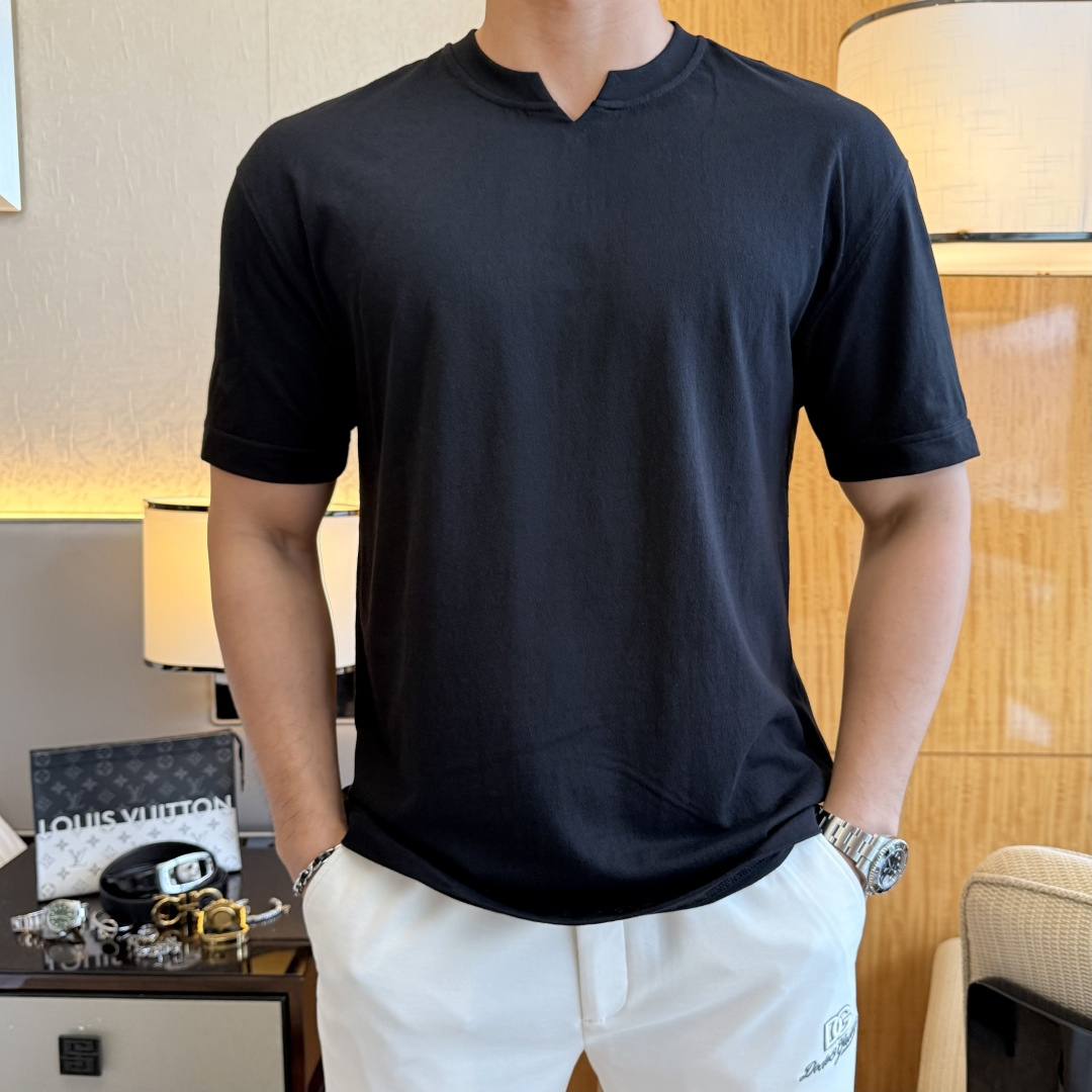 NO:846162,Zegna - 2026ss Spring and Summer high-quality linen short-sleeved T-shirt for the Year of the Horse. Official website synchronization. High-end quality. Customized top-grade linen and cotton fabrics, 1:1 production by top manufacturers, fashionable brand heavy craftsmanship logo design, soft and delicate feel. Skin-friendly and comfortable to wear. Versatile and casual. The upper body is very good. Handsome. A must-have for trendy men. Sizes M-3XL. Maximum weight can be worn!  ,,zegna,T-shirt,tees,t-shirt,19860909杰尼娅- 2026ss马年贺岁款春夏精品麻料短袖T恤 官网同步 高端品质 定制顶级麻棉面料,顶级大厂1:1制作,时尚大牌重工艺logo设计,手感柔软细腻 穿着亲肤舒适 百搭休闲 上身非常赞 帅气 潮男必备品 尺码M-3XL 最大可穿斤！,,zegna,T-shirt,tees，t-shirt,,Men's clothing