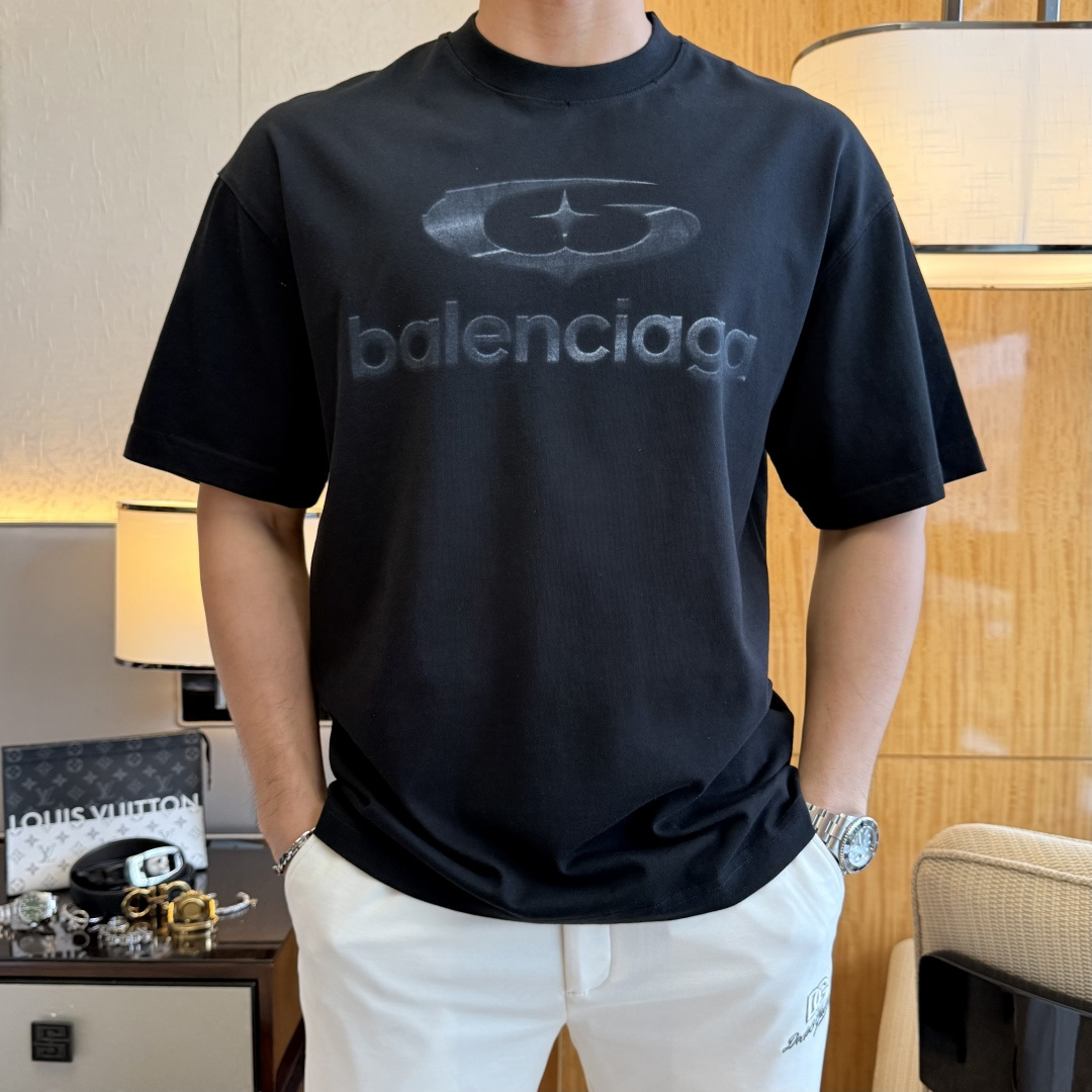 NO:858177,Balenciaga - 2026 Year of the Horse spring and summer new men's wide-edition short-sleeved T-shirt, urban casual style, a very design item, top-grade foreign merchants provide customized cotton fabrics, extremely comfortable and breathable, positive skin-friendly, subverting the comfort experience brought by traditional fabrics, exquisite craftsmanship and accessories. The brand LOGO pattern on the chest is made with unique craftsmanship, with strong style. Original tailoring, meticulous detail processing better highlights its quality. Loose size M-3XL  Can wear up to 230 pounds!  ,,balenciaga,T-shirt,tees,t-shirt,19860909巴黎世家 - 2026马年春夏新款男士阔版短袖T恤,都市休闲风格,极具设计感的一款单品,顶级外商客供定制棉面料,上手极微舒适透气,亲肤性积极,颠覆传统面料所带来的舒适体验,工艺辅料考究.胸前品牌LOGO图案以独特工艺制作而成,风格性极强.原版剪裁,一丝不苟细节处理更佳彰显其品质.宽松尺码M-3XL 最大可穿230斤！,,balenciaga,T-shirt,tees，t-shirt,,Men's clothing