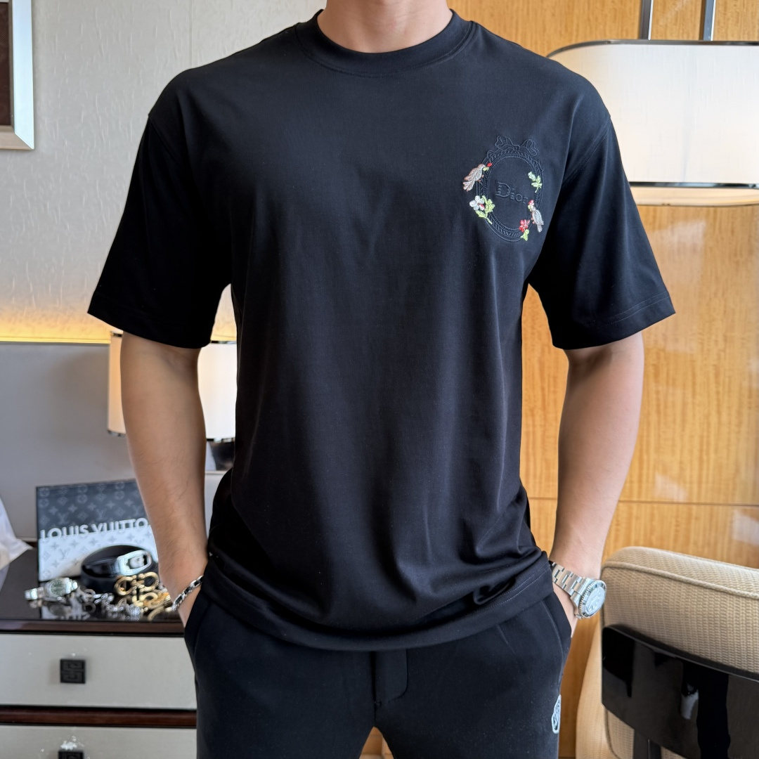 NO:858131,Dior - 2026ss Year of the Horse spring and summer high-quality short-sleeved T-shirts. Official website synchronization. High-end quality. Customized top-grade mercerized cotton fabric, 1:1 production by top manufacturers, fashionable brand heavy craftsmanship logo design, soft and delicate feel. Skin-friendly and comfortable to wear. Versatile and casual. The upper body is very good. Handsome. A must-have for trendy men. Size M-3XL. Can wear up to 220 pounds!  ,,dior,T-shirt,tees,t-shirt,19860909迪奥 - 2026ss马年贺岁款春夏精品短袖T恤 官网同步 高端品质 定制顶级丝光棉面料,顶级大厂1:1制作,时尚大牌重工艺logo设计,手感柔软细腻 穿着亲肤舒适 百搭休闲 上身非常赞 帅气 潮男必备品 尺码M-3XL 最大可穿220斤！,,dior,T-shirt,tees，t-shirt,,Men's clothing