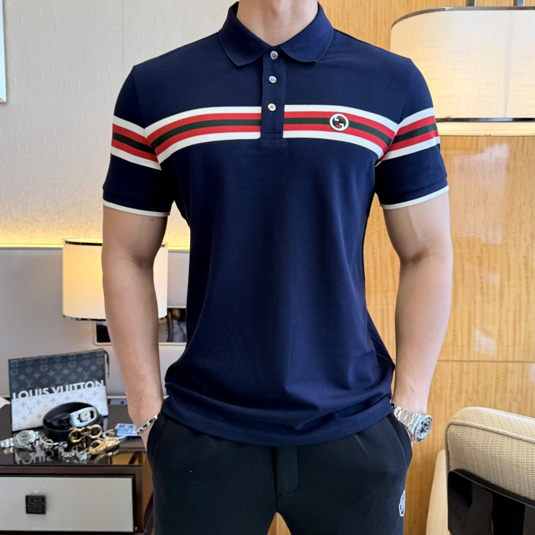 NO:858133,Gucci - 2026ss New Year of the Horse spring and summer new polo collar short-sleeved series. Selected high-quality double mercerized pique cotton fabrics, fashionable big-name element logo design, awesome upper body shape, fine, comfortable and breathable fabrics, super good-looking and a must-have for fashionable men with any combination!  Sizes M-3XL can fit up to 200 pounds!  ,,T-shirt,19860909古奇 - 2026ss马年春夏新款polo领短袖系列.精选优质双丝光珠地棉面料,时尚大牌元素logo设计,上身版型超赞,面料细腻舒适透气,随意搭配都超级好看时尚型男必备款哦！尺码M-3XL 最大可穿200斤！,,T-shirt,,Men's clothing