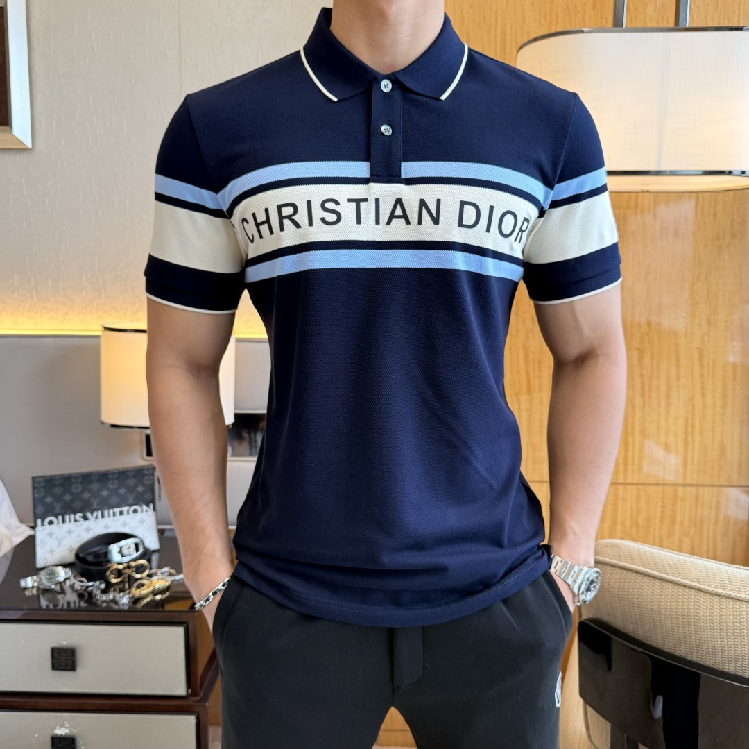 NO:849246,Dior - 2026ss New Year of the Horse spring and summer new polo collar short-sleeved series. Selected high-quality double mercerized pique cotton fabrics, fashionable big-name element logo design, awesome upper body shape, fine, comfortable and breathable fabrics, super good-looking and a must-have for fashionable men with any combination!  Sizes M-3XL can fit up to 200 pounds!  ,,dior,T-shirt,19860909迪奥 - 2026ss马年春夏新款polo领短袖系列.精选优质双丝光珠地棉面料,时尚大牌元素logo设计,上身版型超赞,面料细腻舒适透气,随意搭配都超级好看时尚型男必备款哦！尺码M-3XL 最大可穿200斤！,,dior,T-shirt,,Men's clothing
