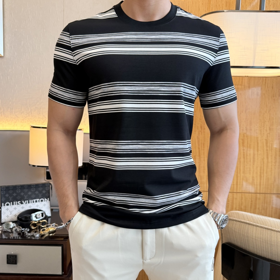 NO:849205,Bc - 2026ss Spring and Summer high-quality short-sleeved T-shirt for the Year of the Horse, synchronized with the official website, high-end quality, customized top-grade mercerized cotton fabric, 1:1 production by top manufacturers, fashionable brand heavy craftsmanship logo design, soft and delicate feel, skin-friendly and comfortable to wear, versatile and casual, the upper body is very good, handsome, a must-have for trendy men, size M-3XL, can wear up to 200 pounds!  ,,T-shirt,tees,t-shirt,19860909Bc - 2026ss马年贺岁款春夏精品短袖T恤 官网同步 高端品质 定制顶级丝光棉面料,顶级大厂1:1制作,时尚大牌重工艺logo设计,手感柔软细腻 穿着亲肤舒适 百搭休闲 上身非常赞 帅气 潮男必备品 尺码M-3XL 最大可穿200斤！,,T-shirt,tees，t-shirt,,Men's clothing