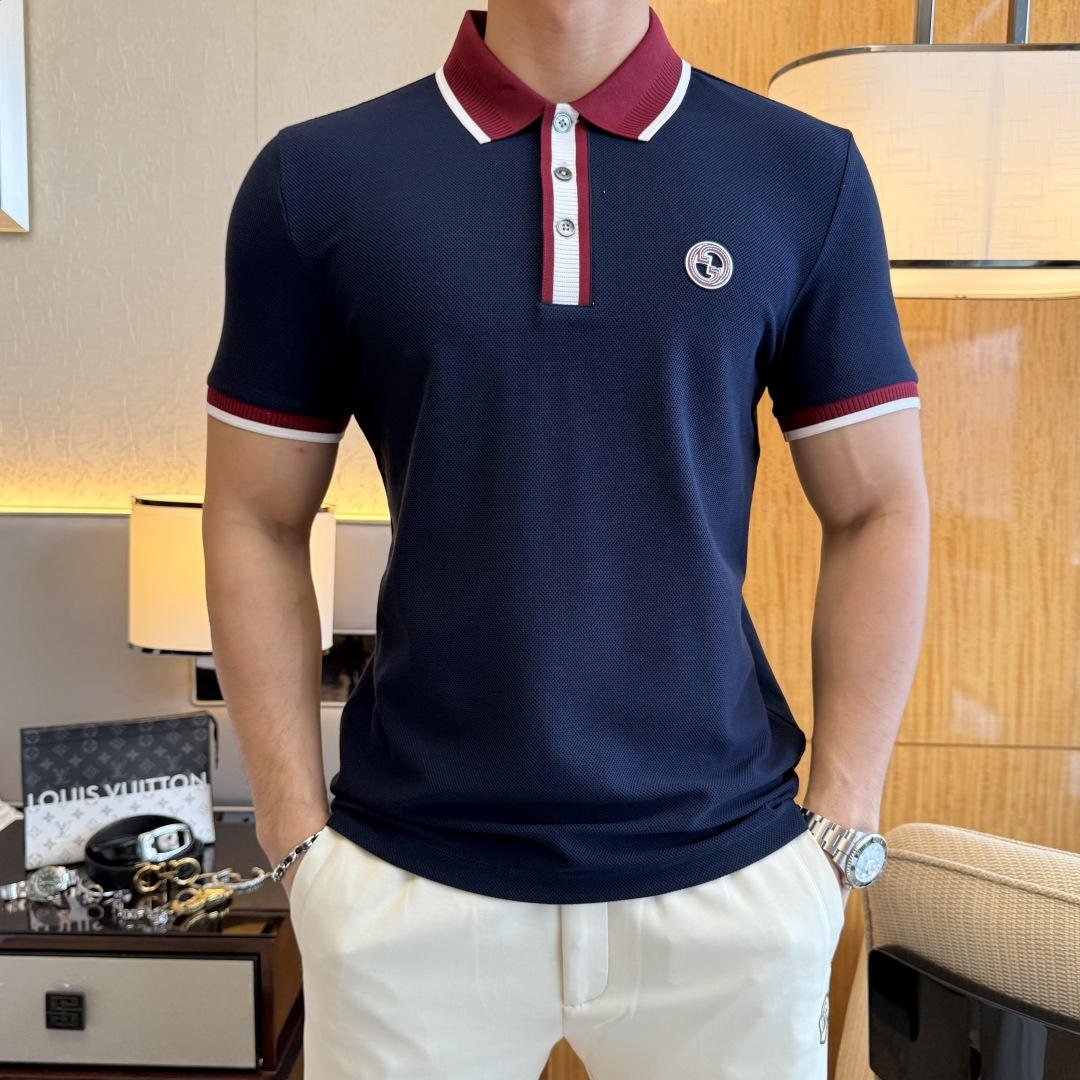 NO:849248,Gucci - 2026ss New Year of the Horse spring and summer new polo collar short-sleeved series. Selected high-quality double mercerized pique cotton fabrics, fashionable big-name element logo design, awesome upper body shape, fine, comfortable and breathable fabrics, super good-looking and a must-have for fashionable men with any combination!  Sizes M-3XL can fit up to 200 pounds!  ,,T-shirt,19860909古奇 - 2026ss马年春夏新款polo领短袖系列.精选优质双丝光珠地棉面料,时尚大牌元素logo设计,上身版型超赞,面料细腻舒适透气,随意搭配都超级好看时尚型男必备款哦！尺码M-3XL 最大可穿200斤！,,T-shirt,,Men's clothing