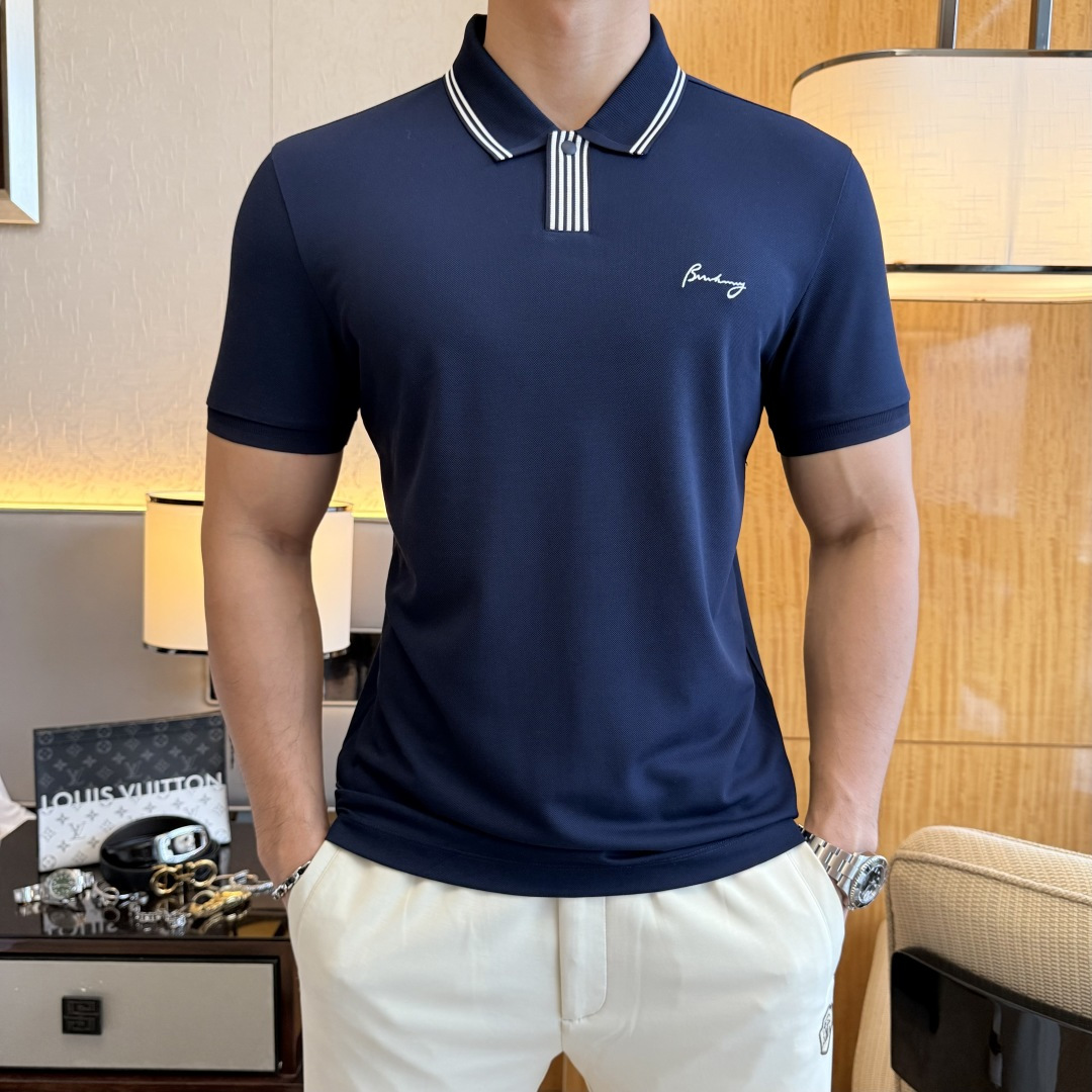 NO:846144,Burberry - 2026ss New Year of the Horse spring and summer new polo collar short-sleeved series. Selected high-quality pique cotton fabrics, fashionable big-name element logo design, awesome upper body shape, fine, comfortable and breathable fabrics, super good-looking with any combination, a must-have for fashionable men!  Sizes M-3XL can fit up to 200 pounds!  ,,burberry,T-shirt,19860909巴宝莉- 2026ss马年春夏新款polo领短袖系列.精选优质珠地棉面料,时尚大牌元素logo设计,上身版型超赞,面料细腻舒适透气,随意搭配都超级好看时尚型男必备款哦！尺码M-3XL 最大可穿200斤！,,burberry,T-shirt,,Men's clothing