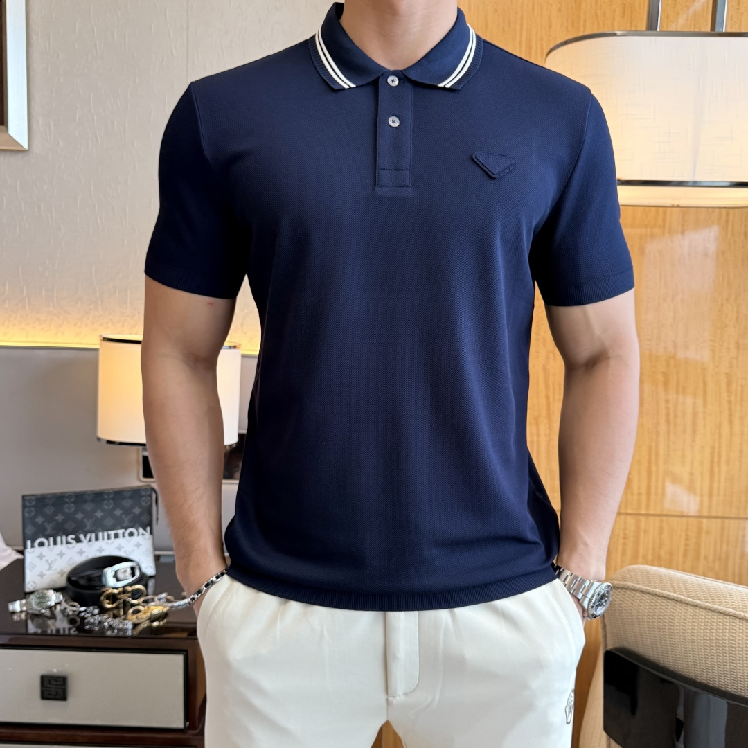 NO:849244,Prada - 2026ss New Year of the Horse spring and summer new polo collar short-sleeved series. Selected high-quality double mercerized pique cotton fabrics, fashionable big-name element logo design, awesome upper body shape, fine, comfortable and breathable fabrics, super good-looking and a must-have for fashionable men with any combination!  Sizes M-3XL can fit up to 200 pounds!  ,,prada,T-shirt,19860909普拉达 - 2026ss马年春夏新款polo领短袖系列.精选优质双丝光珠地棉面料,时尚大牌元素logo设计,上身版型超赞,面料细腻舒适透气,随意搭配都超级好看时尚型男必备款哦！尺码M-3XL 最大可穿200斤！,,prada,T-shirt,,Men's clothing