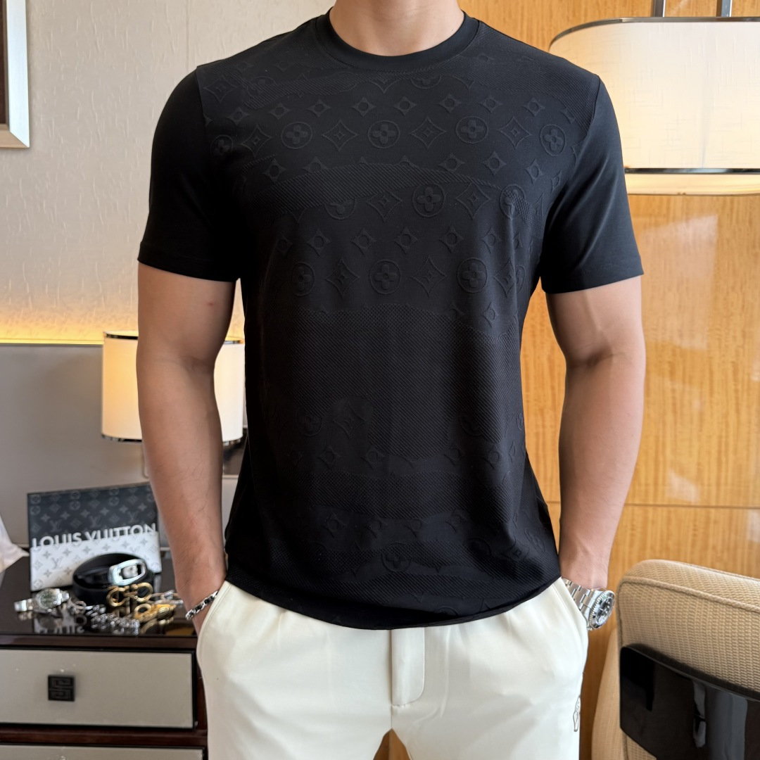 NO:849230,LV - 2026ss Spring and Summer high-quality short-sleeved T-shirt for the Year of the Horse, synchronized with the official website, high-end quality, customized top-grade long-staple cotton fabric, 1:1 production by top manufacturers, fashionable brand heavy craftsmanship logo design, soft and delicate feel, skin-friendly and comfortable to wear, versatile and casual, the upper body is very good, handsome, a must-have for trendy men, size M-3XL, can wear up to 200 pounds!  ,,louis vuitton,T-shirt,tees,t-shirt,19860909LV - 2026ss马年贺岁款春夏精品短袖T恤 官网同步 高端品质 定制顶级长绒棉面料,顶级大厂1:1制作,时尚大牌重工艺logo设计,手感柔软细腻 穿着亲肤舒适 百搭休闲 上身非常赞 帅气 潮男必备品 尺码M-3XL 最大可穿200斤！,,louis vuitton,T-shirt,tees，t-shirt,,Men's clothing