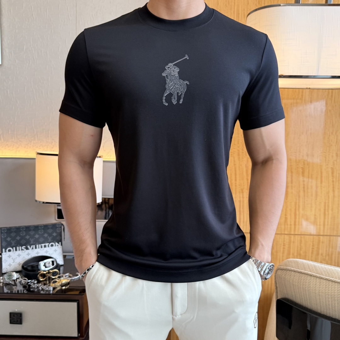 NO:849232,Paul - 2026ss Spring and Summer high-quality short-sleeved T-shirt for the Year of the Horse, synchronized with the official website, high-end quality, customized top-grade mercerized cotton fabric, 1:1 production by top manufacturers, fashionable brand heavy craftsmanship logo design, soft and delicate feel, skin-friendly and comfortable to wear, versatile and casual, the upper body is very good, handsome, a must-have for trendy men, size M-3XL, can wear up to 200 pounds!  ,,T-shirt,tees,t-shirt,19860909保罗 - 2026ss马年贺岁款春夏精品短袖T恤 官网同步 高端品质 定制顶级丝光棉面料,顶级大厂1:1制作,时尚大牌重工艺logo设计,手感柔软细腻 穿着亲肤舒适 百搭休闲 上身非常赞 帅气 潮男必备品 尺码M-3XL 最大可穿200斤！,,T-shirt,tees，t-shirt,,Men's clothing