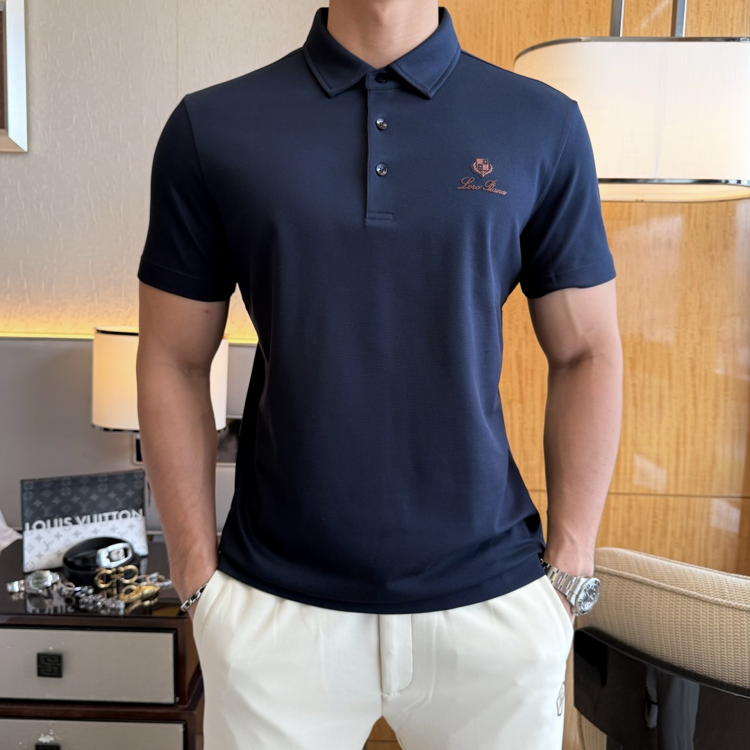 NO:858144,LP Noyo - 2026ss New Year of the Horse spring and summer new polo collar short-sleeved series. Selected high-quality double mercerized pique cotton fabrics, fashionable big-name element logo design, awesome upper body shape, fine, comfortable and breathable fabrics, super good-looking and a must-have for fashionable men with any combination!  Sizes M-3XL can fit up to 200 pounds!  ,,loro piana,T-shirt,19860909LP诺悠 - 2026ss马年春夏新款polo领短袖系列.精选优质双丝光珠地棉面料,时尚大牌元素logo设计,上身版型超赞,面料细腻舒适透气,随意搭配都超级好看时尚型男必备款哦！尺码M-3XL 最大可穿200斤！,,loro piana,T-shirt,,Men's clothing