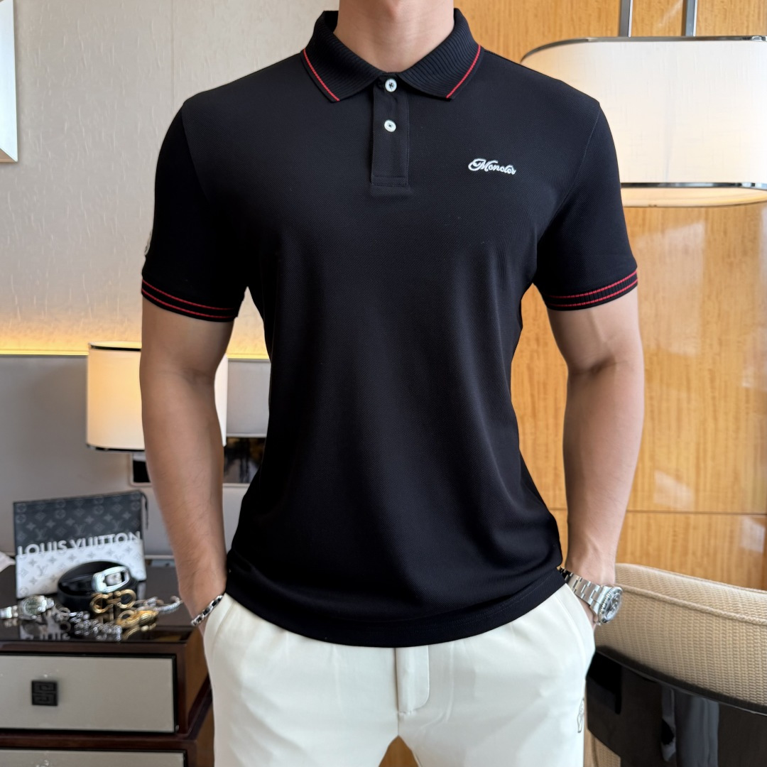 NO:849242,Mouth cover - 2026ss Year of the Horse spring and summer new polo collar short-sleeved series. Selected high-quality double mercerized pique cotton fabric, fashionable big-name element logo design, awesome upper body shape, fine, comfortable and breathable fabric, super good-looking and a must-have for fashionable men with any combination!  Sizes M-3XL can fit up to 200 pounds!  ,,Moncler,T-shirt,19860909蒙口 - 2026ss马年春夏新款polo领短袖系列.精选优质双丝光珠地棉面料,时尚大牌元素logo设计,上身版型超赞,面料细腻舒适透气,随意搭配都超级好看时尚型男必备款哦！尺码M-3XL 最大可穿200斤！,,Moncler,T-shirt,,Men's clothing