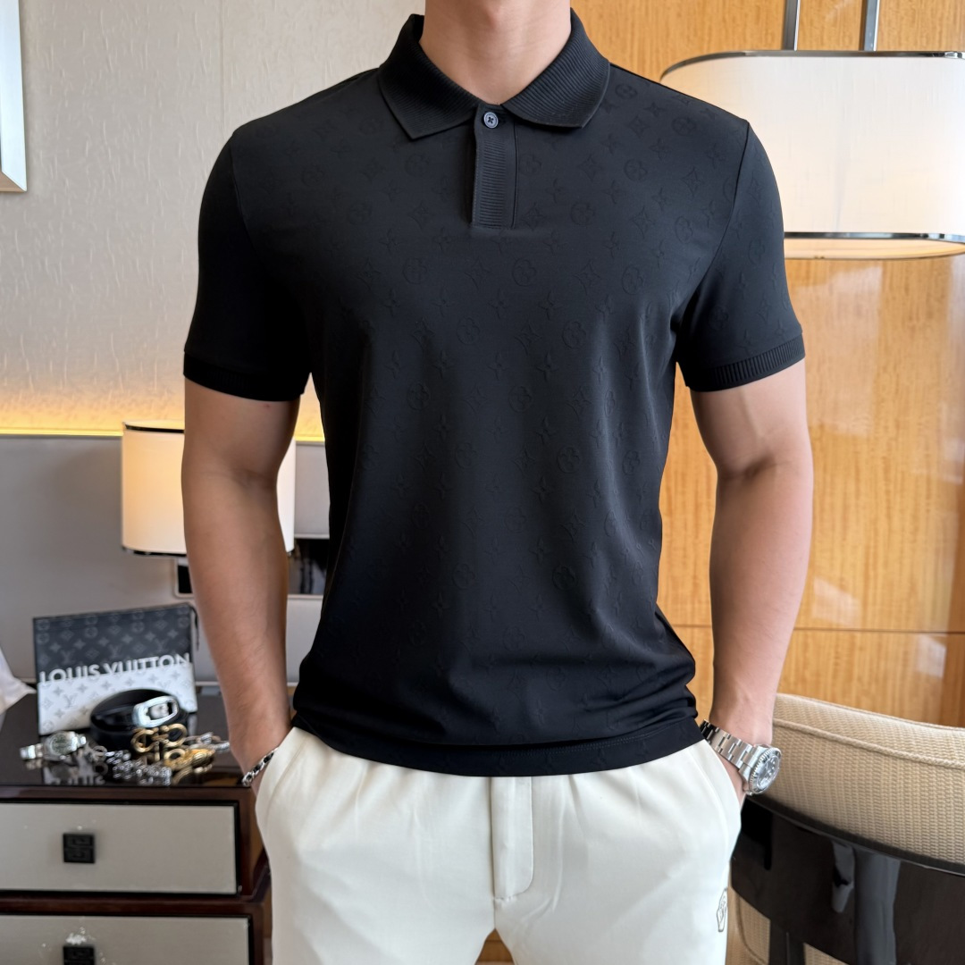 NO:849250,LV- 2026ss new spring and summer new polo collar short-sleeved series for the Year of the Horse. Selected high-quality long-staple cotton fabrics, fashionable big-name element logo design, awesome upper body shape, fine, comfortable and breathable fabrics, super good-looking with any combination, a must-have for fashionable men!  Sizes M-3XL can fit up to 200 pounds!  ,,louis vuitton,T-shirt,19860909LV- 2026ss马年春夏新款polo领短袖系列.精选优质长绒棉面料,时尚大牌元素logo设计,上身版型超赞,面料细腻舒适透气,随意搭配都超级好看时尚型男必备款哦！尺码M-3XL 最大可穿200斤！,,louis vuitton,T-shirt,,Men's clothing