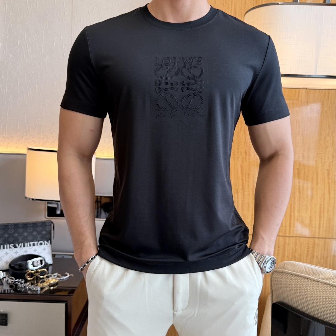 NO:846126,Luo Yiwei - 2026ss Year of the Horse spring and summer high-quality short-sleeved T-shirts, official website synchronization, high-end quality, custom-made top-grade mercerized cotton fabric, 1:1 production by top manufacturers, fashionable brand heavy craftsmanship logo design, soft and delicate feel, skin-friendly and comfortable to wear, versatile and casual, the upper body is very good, handsome, a must-have for trendy men, size M-3XL, can wear up to 200 pounds!  ,,loewe,T-shirt,tees,t-shirt,19860909罗意威 - 2026ss马年贺岁款春夏精品短袖T恤 官网同步 高端品质 定制顶级丝光棉面料,顶级大厂1:1制作,时尚大牌重工艺logo设计,手感柔软细腻 穿着亲肤舒适 百搭休闲 上身非常赞 帅气 潮男必备品 尺码M-3XL 最大可穿200斤！,,loewe,T-shirt,tees，t-shirt,,Men's clothing