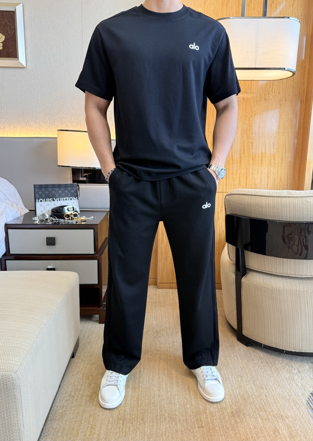 NO:843582,alo - 2026ss new spring casual short-sleeved suit for the Year of the Horse!  Celebrities’ favorite fashion-flavored casual suits are simple and elegant, designed with 11 craftsmanship on the official website!  Clean and neat tailoring, full of urban style. Exclusive top-grade customized fabrics are available. It feels soft and dry, and the upper body effect is crisp and stylish. The three-dimensional cutting technology and the version are of high standards and suitable for the benefits!  It is not tight at all, and you feel good when you put it on. With so many top-quality raw materials, it creates a high-end product with unparalleled value. It is the first choice for high-end fashion people with complete three standards, and the upper body effect is super good-looking!  Size M-3XL,,T-shirt,19860909alo - 2026ss马年春装新品休闲短袖套装！明星最爱时装味休闲套装 简单大方,官网11工艺设计！干净利落剪裁 都市风十足 可供独家顶级定制面料,手感软糯干爽,上身效果挺括有型.立体裁剪工艺,版型上都是高标准,恰当好处的廓型版！又恰恰不紧绷,穿上心情就好,如此众多的顶级原料,打造出价值感无与伦比的高端产品,三标齐全高端潮流时尚人士首选,上身效果超级好看！码数M-3XL,,T-shirt,,Men's clothing