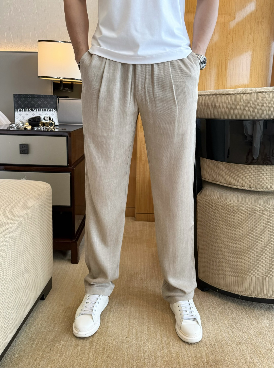NO:847803,Zegna - 2026ss year of horse spring and summer counters are simultaneously popular linen casual pants. This season's must-have versatile style, the upper body is extremely outstanding, super versatile style, the original version is reproduced 1:1, complete with three labels!  The counter is designed with the latest fashion elements, imported custom-woven high-quality linen and cotton fabrics, with super good styles, a must-have for casual fashion!  Highly recommended size 32-38,,zegna,19860909杰尼娅 - 2026ss马年春夏专柜同步大爆款麻料休闲裤,本季必入百搭款式,上身极为出挑,超级百搭款 ,原版1:1复刻,三标齐全！专柜最新时尚元素设计,进口定织高品质麻棉面料,版型超好,休闲时尚必备！强烈推荐款 尺码 32-38,,zegna,,Men's clothing