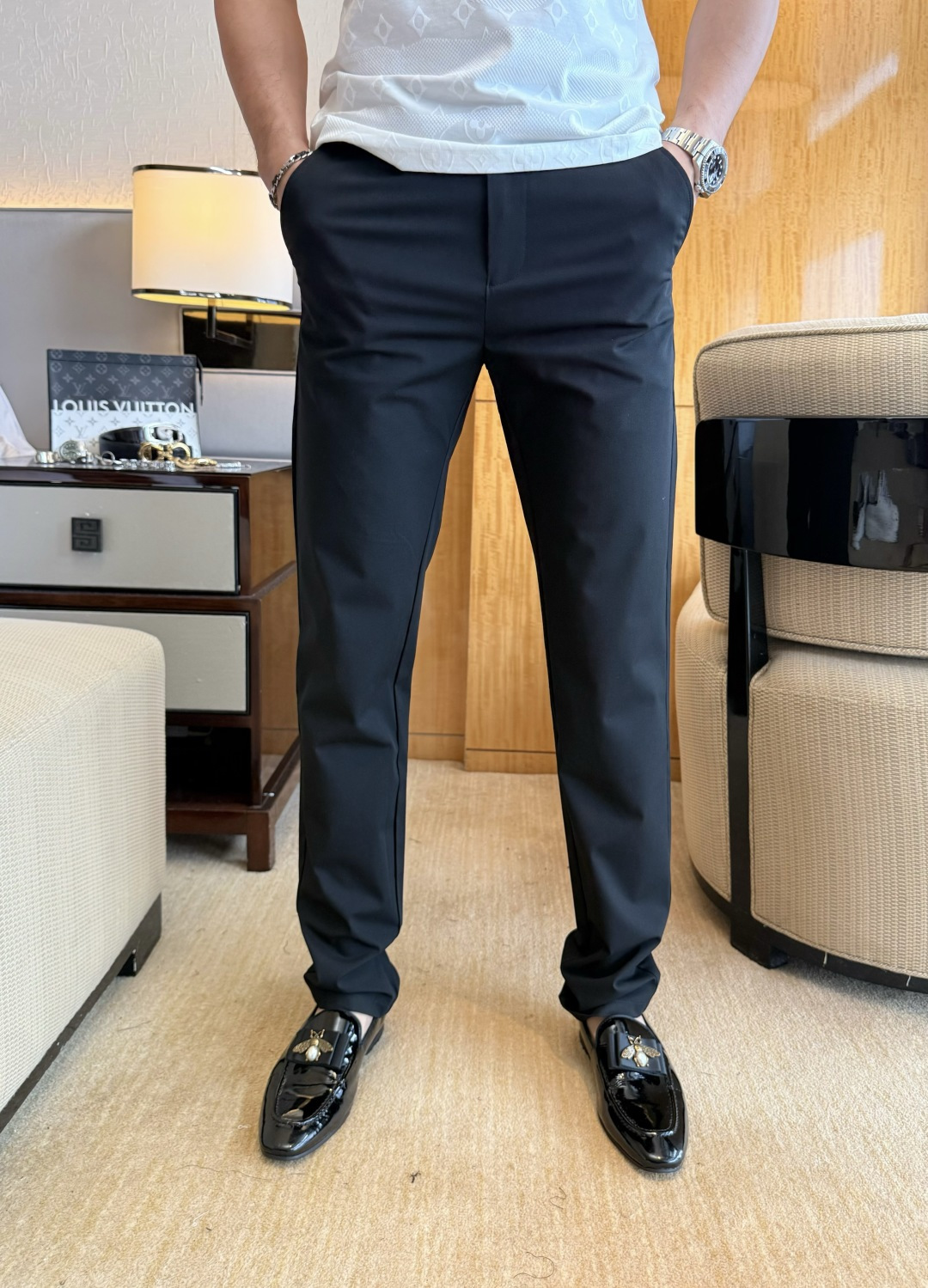 NO:847808,Zegna - 2026ss Spring and Summer New Year's Casual Pants for the Year of the Horse. Original 1:1 production, a perfect choice for daily necessities, simple and elegant, fashionable and stylish, customized imported European cotton fabrics, heavy washing process, complex workmanship and exquisite craftsmanship. Easily cater to the needs of the four seasons, soft and elastic to the touch, smooth and neat, original accessories and hardware, comfortable upper body, very easy to wear and durable, size 30-38,,zegna,19860909杰尼娅 - 2026ss马年春夏贺岁款休闲裤.原单1:1制作,日常必备的完美之选,简单大气亦时尚有型,定制进口欧棉面料 ,重工洗水工艺,做工复杂工艺精湛.轻松迎合四季需要,手感柔软带弹力,流畅利落,原版辅料五金,上身舒适非常易搭耐看码数30-38,,zegna,,Men's clothing