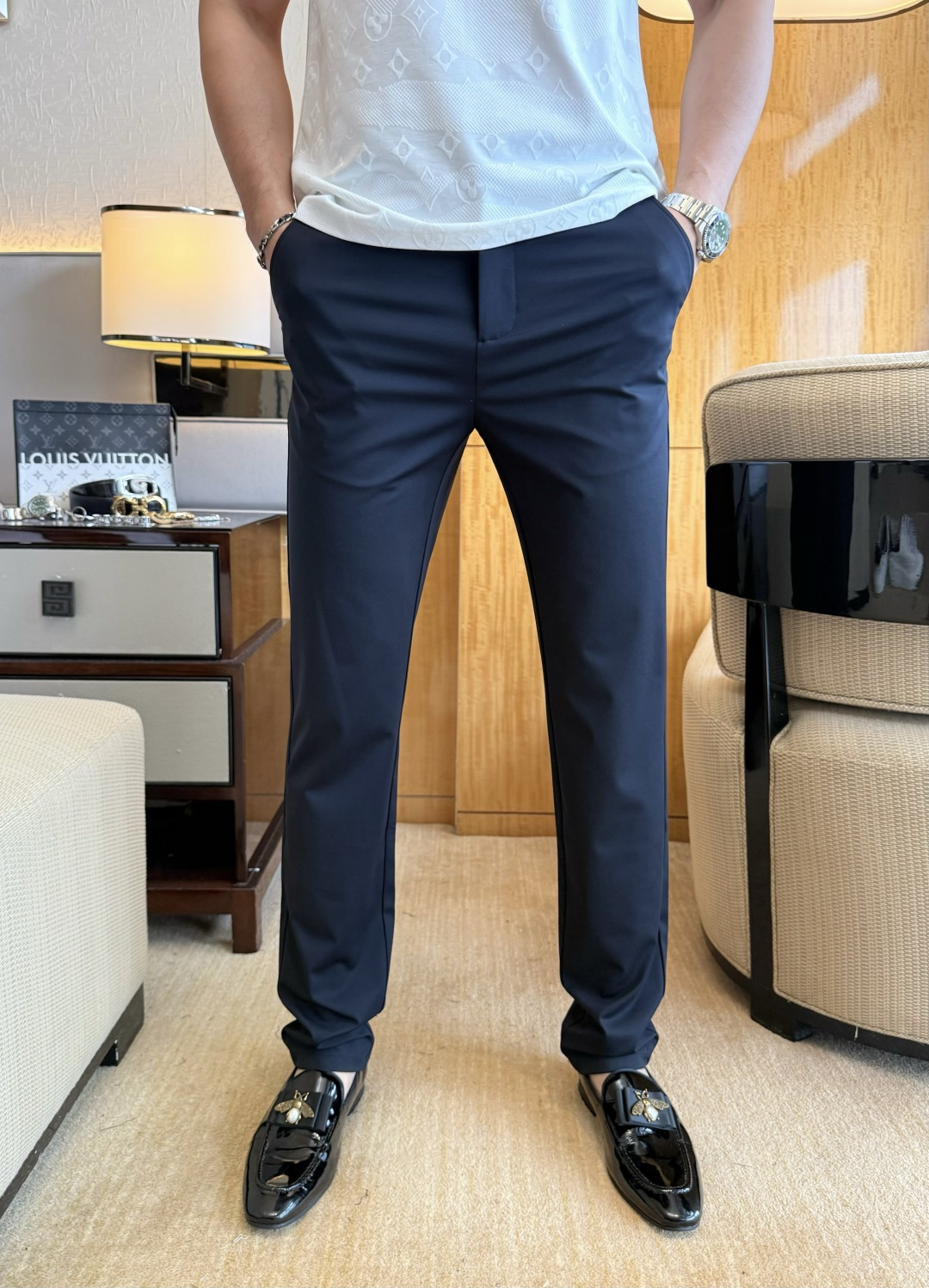 NO:847806,Valentino - 2026ss Spring and Summer New Year's Casual Pants for the Year of the Horse. Original 1:1 production, the perfect choice for daily necessities, simple and elegant, fashionable and stylish, custom-made imported European cotton fabrics, heavy washing process, complex workmanship and exquisite craftsmanship. Easily cater to the needs of the four seasons, soft and elastic to the touch, smooth and neat, original accessories and hardware, comfortable upper body, very easy to wear and durable, size 30-38, valentino,19860909华伦天奴 - 2026ss马年春夏贺岁款休闲裤.原单1:1制作,日常必备的完美之选,简单大气亦时尚有型,定制进口欧棉面料 ,重工洗水工艺,做工复杂工艺精湛.轻松迎合四季需要,手感柔软带弹力,流畅利落,原版辅料五金,上身舒适非常易搭耐看码数30-38,,valentino,,Men's clothing
