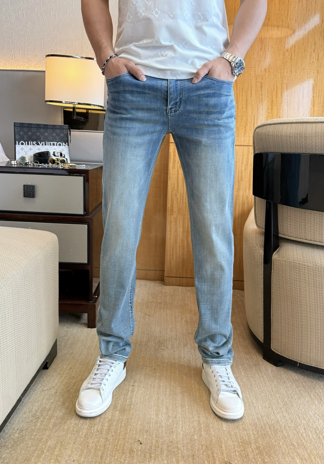 NO:847805,Burberry - 2026ss hot spring and summer jeans for the Year of the Horse. Original 1:1 production, a perfect choice for daily necessities, simple and elegant, fashionable and stylish, customized imported denim fabric, heavy washing process, complex workmanship and exquisite craftsmanship. Easily cater to the needs of the four seasons, soft and elastic to the touch, smooth and neat, original accessories and hardware, comfortable upper body, very easy to wear and durable, size 29-38,, burberry, jeans,19860909巴宝莉- 2026ss马年春夏大爆款牛仔裤.原单1:1制作,日常必备的完美之选,简单大气亦时尚有型,定制进口丹宁面料 ,重工洗水工艺,做工复杂工艺精湛.轻松迎合四季需要,手感柔软带弹力,流畅利落,原版辅料五金,上身舒适非常易搭耐看码数29-38,,burberry,jeans,,Men's clothing