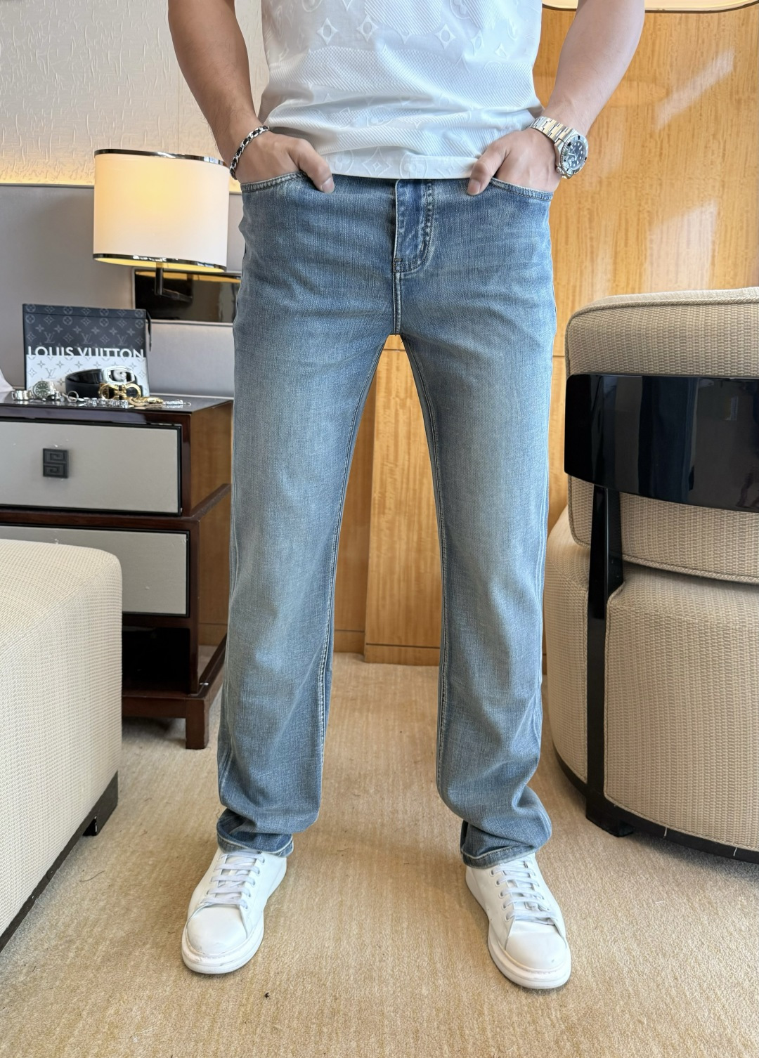 NO:847807,TB- 2026ss hot-selling spring and summer jeans for the Year of the Horse. Made from the original 1:1, the perfect choice for daily necessities, simple and elegant, fashionable and stylish, customized imported denim fabric, heavy washing process, complex workmanship and exquisite craftsmanship. Easily cater to the needs of the four seasons, soft and elastic to the touch, smooth and neat, original accessories and hardware, comfortable upper body, very easy to wear and durable, code number 29-38,,jeans,19860909TB- 2026ss马年春夏大爆款牛仔裤.原单1:1制作,日常必备的完美之选,简单大气亦时尚有型,定制进口丹宁面料 ,重工洗水工艺,做工复杂工艺精湛.轻松迎合四季需要,手感柔软带弹力,流畅利落,原版辅料五金,上身舒适非常易搭耐看码数29-38,,jeans,,Men's clothing
