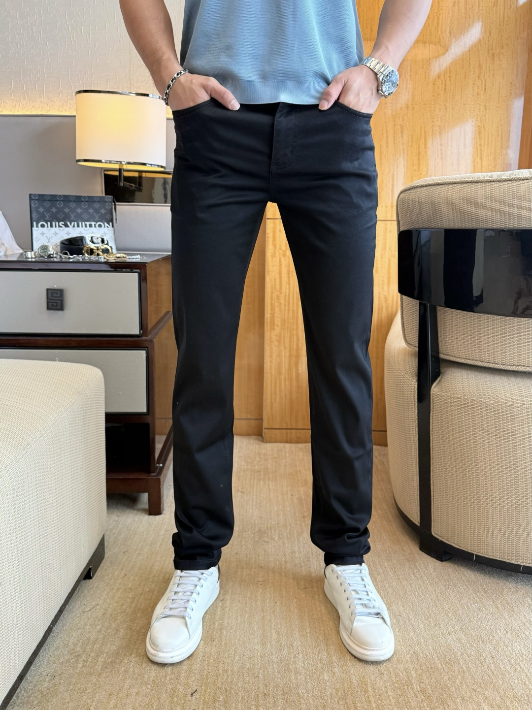 NO:847809,Dior - 2026ss hot spring and summer jeans for the Year of the Horse. Original 1:1 production, the perfect choice for daily necessities, simple and elegant, fashionable and stylish, customized imported denim fabric, heavy washing process, complex workmanship and exquisite craftsmanship. Easily cater to the needs of the four seasons, soft and elastic to the touch, smooth and neat, original accessories and hardware, comfortable upper body, very easy to wear and durable, size 30-38,, dior, jeans,19860909迪奥- 2026ss马年春夏大爆款牛仔裤.原单1:1制作,日常必备的完美之选,简单大气亦时尚有型,定制进口丹宁面料 ,重工洗水工艺,做工复杂工艺精湛.轻松迎合四季需要,手感柔软带弹力,流畅利落,原版辅料五金,上身舒适非常易搭耐看码数30-38,,dior,jeans,,Men's clothing