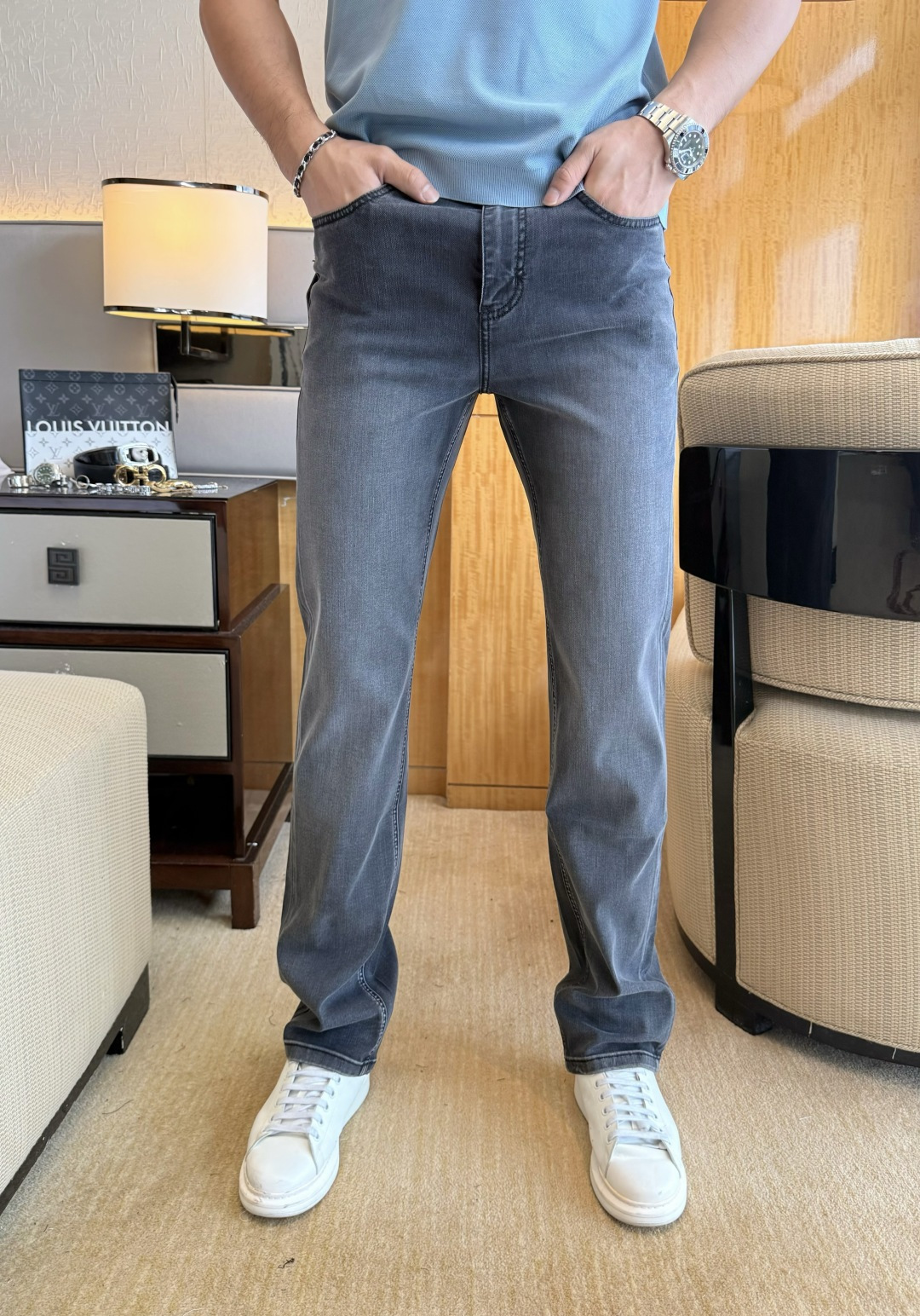 NO:847811,Valentino - 2026ss hot spring and summer jeans for the Year of the Horse. Original 1:1 production, the perfect choice for daily necessities, simple and elegant, fashionable and stylish, customized imported denim fabric, heavy washing process, complex workmanship and exquisite craftsmanship. Easily cater to the needs of the four seasons, soft and elastic to the touch, smooth and neat, original accessories and hardware, the upper body is comfortable, very easy to wear and durable, size 30-38, valentino,jeans,19860909华伦天奴- 2026ss马年春夏大爆款牛仔裤.原单1:1制作,日常必备的完美之选,简单大气亦时尚有型,定制进口丹宁面料 ,重工洗水工艺,做工复杂工艺精湛.轻松迎合四季需要,手感柔软带弹力,流畅利落,原版辅料五金,上身舒适非常易搭耐看码数30-38,,valentino,jeans,,Men's clothing