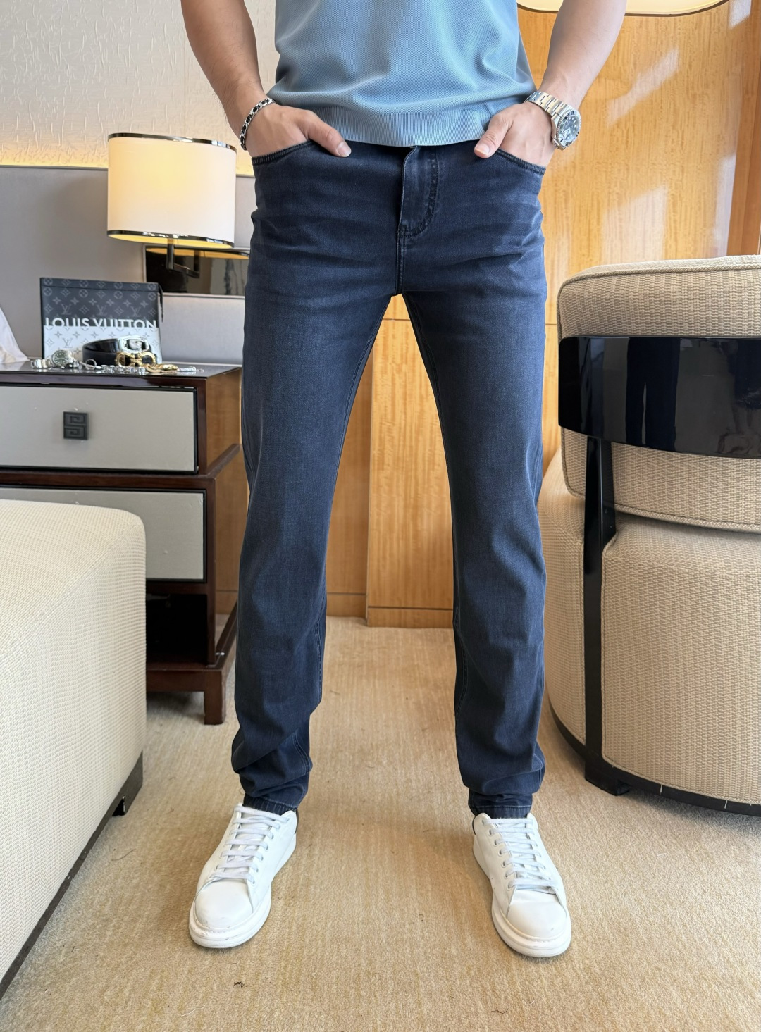 NO:847813,Burberry - 2026ss hot spring and summer jeans for the Year of the Horse. Original 1:1 production, a perfect choice for daily necessities, simple and elegant, fashionable and stylish, customized imported denim fabric, heavy washing process, complex workmanship and exquisite craftsmanship. Easily cater to the needs of the four seasons, soft and elastic to the touch, smooth and neat, original accessories and hardware, comfortable upper body, very easy to wear and durable, size 29-38,, burberry, jeans,19860909巴宝莉- 2026ss马年春夏大爆款牛仔裤.原单1:1制作,日常必备的完美之选,简单大气亦时尚有型,定制进口丹宁面料 ,重工洗水工艺,做工复杂工艺精湛.轻松迎合四季需要,手感柔软带弹力,流畅利落,原版辅料五金,上身舒适非常易搭耐看码数29-38,,burberry,jeans,,Men's clothing