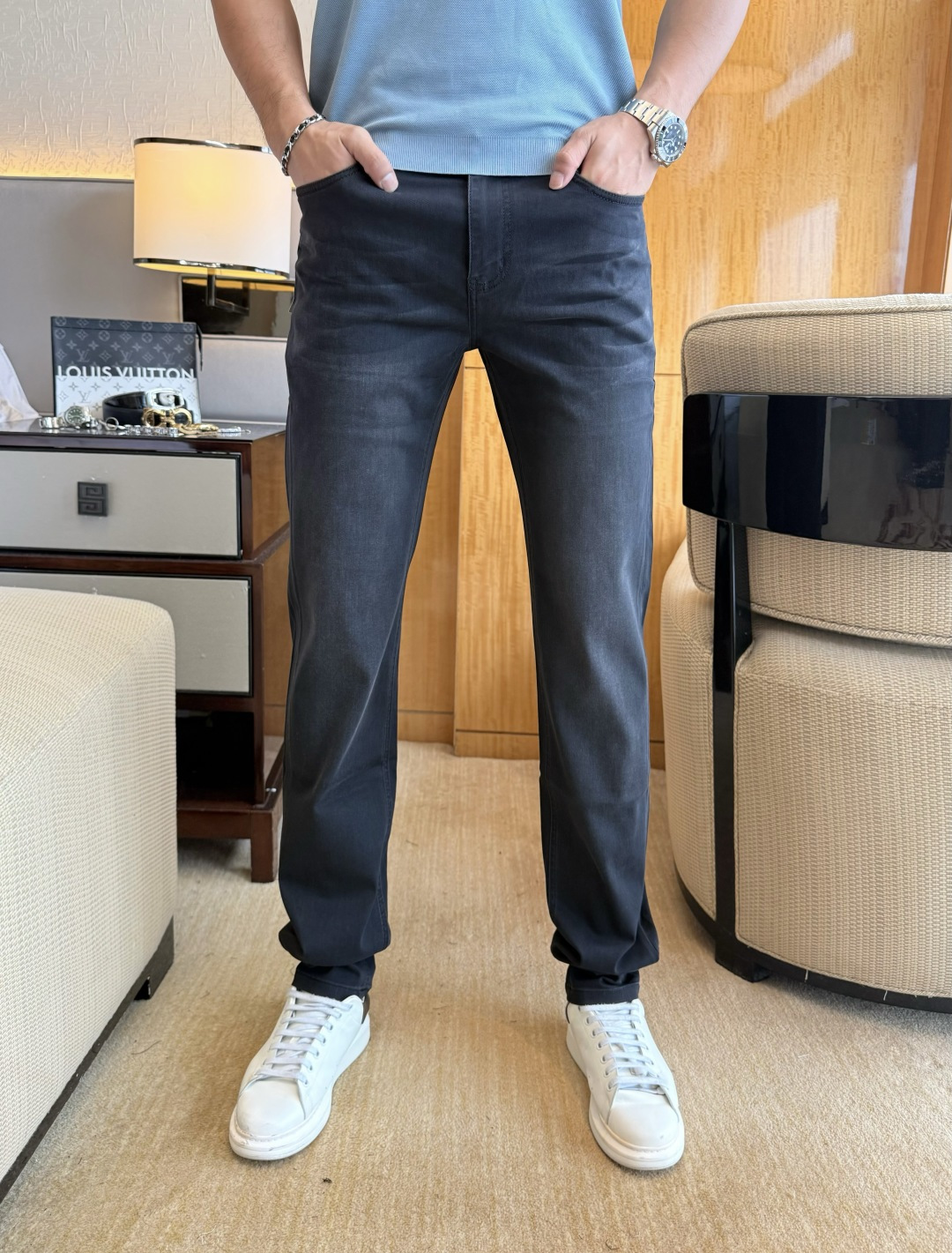 NO:847796,Dior - 2026ss hot spring and summer jeans for the Year of the Horse. Original 1:1 production, the perfect choice for daily necessities, simple and elegant, fashionable and stylish, customized imported denim fabric, heavy washing process, complex workmanship and exquisite craftsmanship. Easily cater to the needs of the four seasons, soft and elastic to the touch, smooth and neat, original accessories and hardware, comfortable upper body, very easy to wear and durable, size 29-38,, dior, jeans,19860909迪奥- 2026ss马年春夏大爆款牛仔裤.原单1:1制作,日常必备的完美之选,简单大气亦时尚有型,定制进口丹宁面料 ,重工洗水工艺,做工复杂工艺精湛.轻松迎合四季需要,手感柔软带弹力,流畅利落,原版辅料五金,上身舒适非常易搭耐看码数29-38,,dior,jeans,,Men's clothing