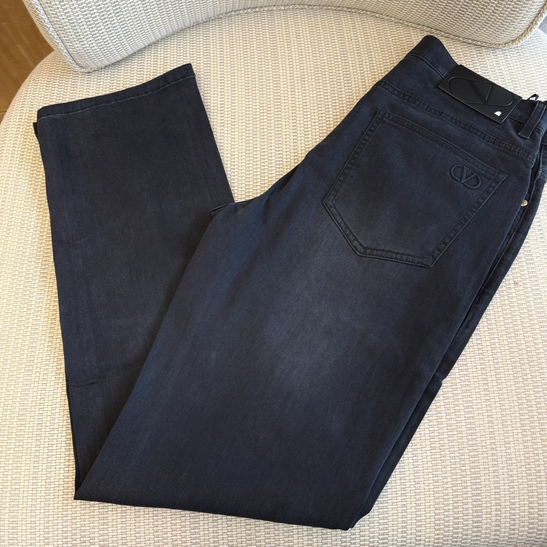 NO:847798,Valentino - 2026ss hot spring and summer jeans for the Year of the Horse. Original 1:1 production, the perfect choice for daily necessities, simple and elegant, fashionable and stylish, customized imported denim fabric, heavy washing process, complex workmanship and exquisite craftsmanship. Easily cater to the needs of the four seasons, soft and elastic to the touch, smooth and neat, original accessories and hardware, the upper body is comfortable, very easy to wear and durable, size 30-38, valentino,jeans,19860909华伦天奴- 2026ss马年春夏大爆款牛仔裤.原单1:1制作,日常必备的完美之选,简单大气亦时尚有型,定制进口丹宁面料 ,重工洗水工艺,做工复杂工艺精湛.轻松迎合四季需要,手感柔软带弹力,流畅利落,原版辅料五金,上身舒适非常易搭耐看码数30-38,,valentino,jeans,,Men's clothing