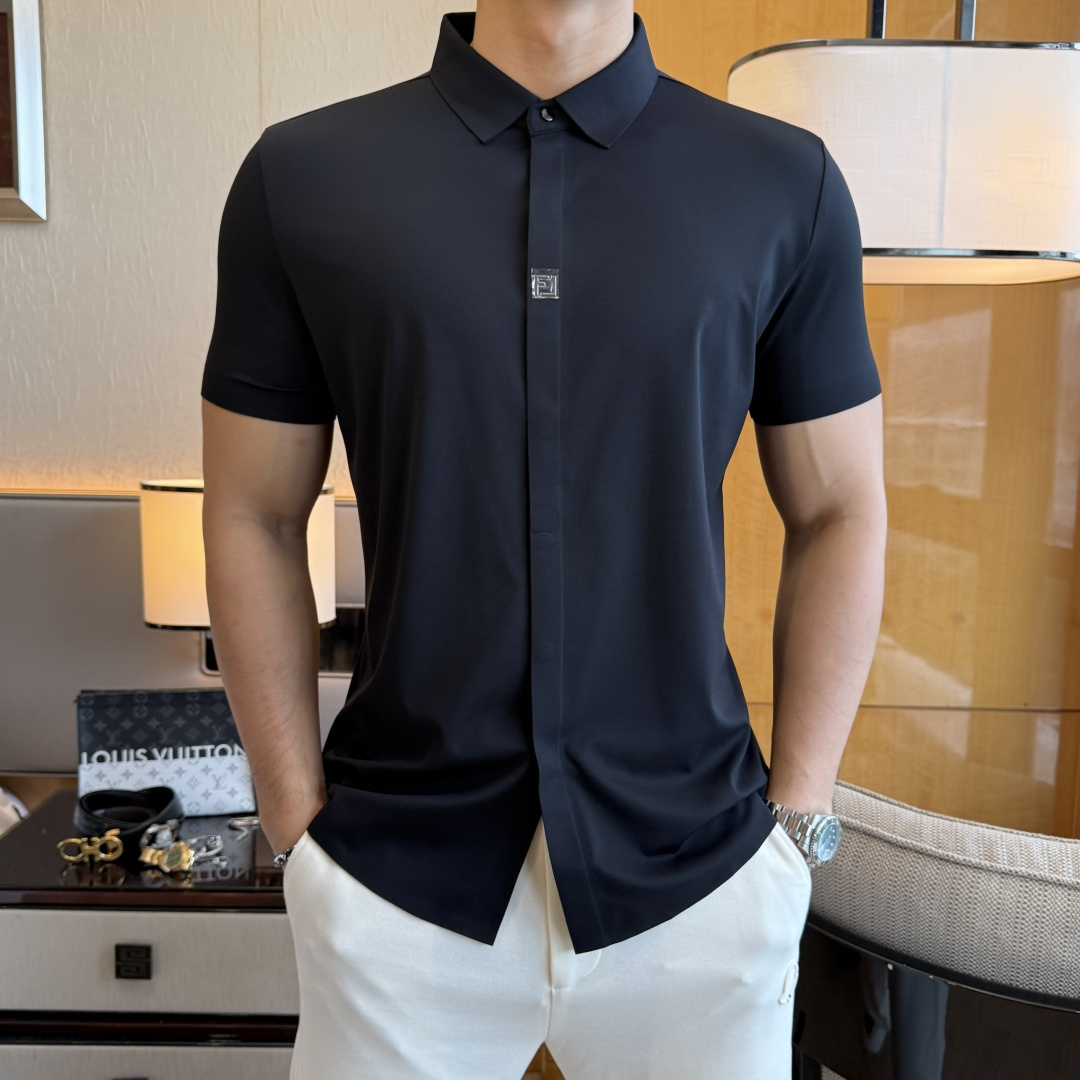 NO:849269,Fendi - 2026 Year of the Horse ss spring and summer fashion hot-selling high-quality short-sleeved shirts, sold through trading company channels, in perfect condition, classified as cabinet level, predictable hot-selling, advanced custom-made imported high-grade cotton blended fabrics, master tailoring, invincible texture, excellent skin-friendly, very outstanding aesthetic design, exquisite craftsmanship, smooth lines, perfect match!  Easily upgrade your sense of fashion, with high recognition, great upper body effect, extremely sophisticated and rigorous workmanship, neat and meticulous wiring, it can be worn for business or daily leisure!  Counter size M-3XL,,fendi,shirts,T-shirt,19860909芬迪 - 2026马年ss春夏时尚大爆款精品短袖衬衫,贸易公司渠道货,品相完美如斯,属于入柜级别,可预见性的爆款,高级定制进口高级棉混纺面料,大师级剪裁,质感无敌,亲肤性极佳,非常出彩的美学设计,工艺精湛,线条流畅,完美搭配！轻松将时髦感进阶,有着高强辨识度,上身效果超赞,做工极为考究严谨,走线工整细致,商务抑或日常休闲均可搭配！专柜尺码 M-3XL,,fendi,shirts,T-shirt,,Men's clothing