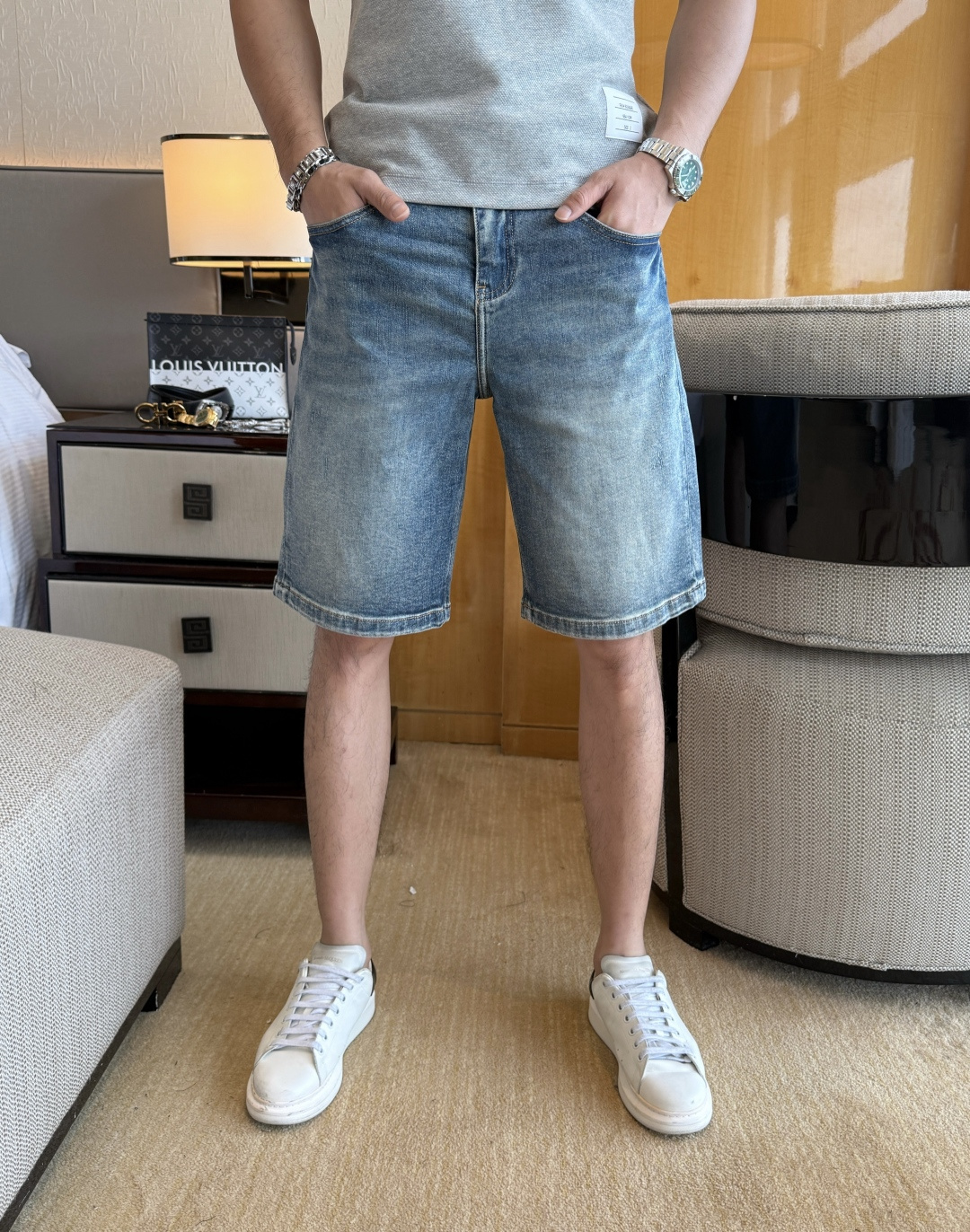 NO:849241,Dior - 2026ss hot spring and summer denim shorts for the Year of the Horse. Made from the original 1:1, the perfect choice for daily essentials, simple and elegant, fashionable and stylish, custom imported denim fabric, heavy washing process, complex workmanship and exquisite craftsmanship. Easily cater to the needs of the four seasons, soft and elastic to the touch, smooth and neat, original accessories and hardware, comfortable upper body, very easy to wear and durable, size 29-36,, dior, shorts,19860909迪奥 - 2026ss马年春夏大爆款牛仔短裤.原单1:1制作,日常必备的完美之选,简单大气亦时尚有型,定制进口丹宁面料 ,重工洗水工艺,做工复杂工艺精湛.轻松迎合四季需要,手感柔软带弹力,流畅利落,原版辅料五金,上身舒适非常易搭耐看码数29-36,,dior,shorts,,Men's clothing