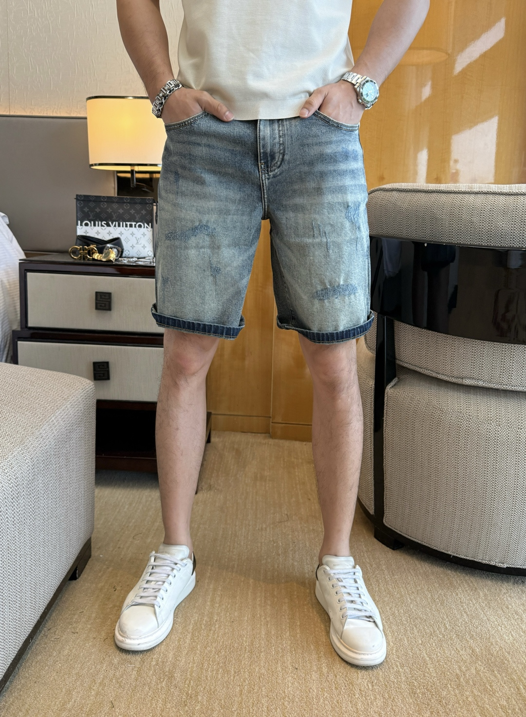 NO:849247,BV - 2026ss Spring and Summer hot-selling denim shorts for the Year of the Horse. Made from the original 1:1, perfect for daily necessities, simple and stylish, custom imported denim fabric, heavy washing process, complex workmanship and exquisite craftsmanship. Easily cater to the needs of the four seasons, soft and elastic to the touch, smooth and neat, original accessories and hardware, comfortable upper body, very easy to wear and durable, size 29-36,, bottega veneta, shorts,19860909BV - 2026ss马年春夏大爆款牛仔短裤.原单1:1制作,日常必备的完美之选,简单大气亦时尚有型,定制进口丹宁面料 ,重工洗水工艺,做工复杂工艺精湛.轻松迎合四季需要,手感柔软带弹力,流畅利落,原版辅料五金,上身舒适非常易搭耐看码数29-36,,bottega veneta,shorts,,Men's clothing
