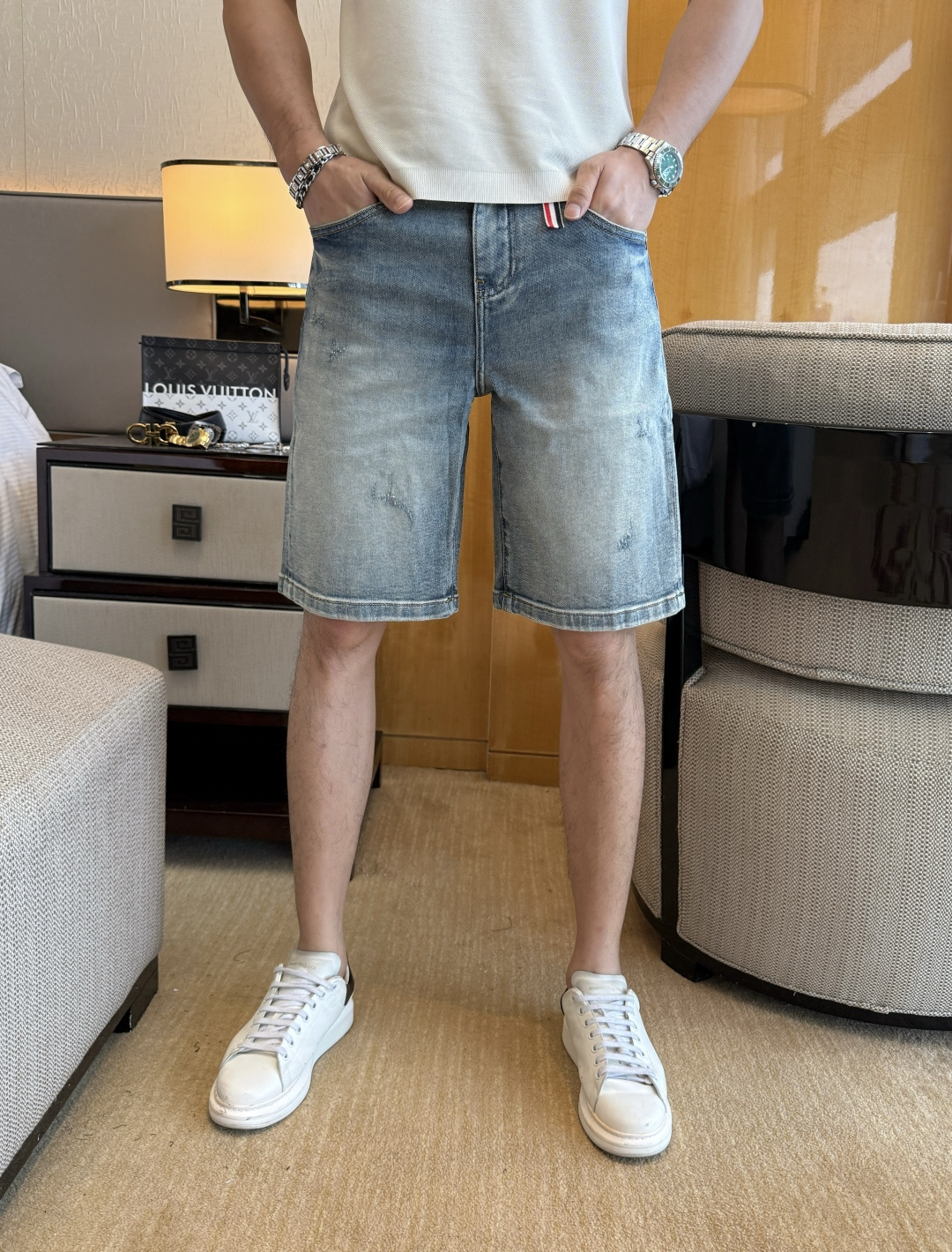 NO:849245,TB - 2026ss hot spring and summer denim shorts for the Year of the Horse. Made from the original 1:1, the perfect choice for daily necessities, simple and elegant, fashionable and stylish, customized imported denim fabric, heavy washing process, complex workmanship and exquisite craftsmanship. Easily cater to the needs of the four seasons, soft and elastic to the touch, smooth and neat, original accessories and hardware, comfortable upper body, very easy to wear and durable, code number 29-36,, shorts,19860909TB - 2026ss马年春夏大爆款牛仔短裤.原单1:1制作,日常必备的完美之选,简单大气亦时尚有型,定制进口丹宁面料 ,重工洗水工艺,做工复杂工艺精湛.轻松迎合四季需要,手感柔软带弹力,流畅利落,原版辅料五金,上身舒适非常易搭耐看码数29-36,,shorts,,Men's clothing