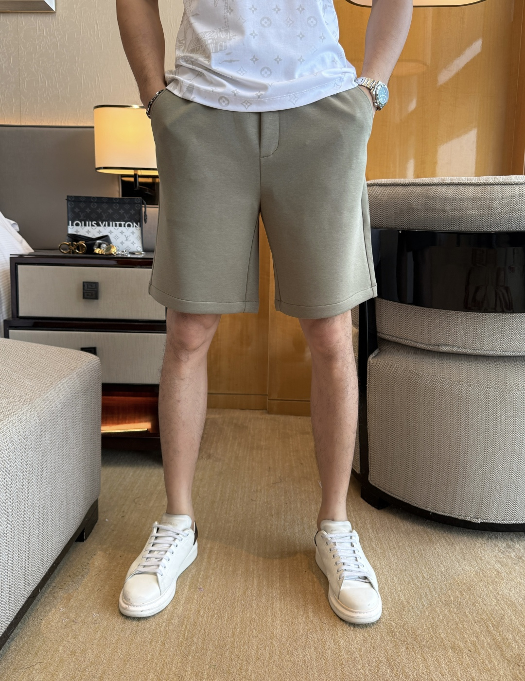 NO:849239,Loewe - 2026 new summer men's casual shorts. Sold as a window display series, customers can customize brand-specific fabrics. The fabric itself has a great selling point. It feels delicate and soft, and the upper body is crisp and stylish. The brand logo design on the trouser legs is extremely unique, and the upper body effect is great!  First-class tailoring, simple and neat style, consistent with men's practical dressing habits, a very worthy item. Colors and pictures, sizes M-3XL,,loewe,shorts,19860909罗意威 - 2026年夏季新款男士休闲短裤.作为橱窗款系列出售,客供定制品牌特有面料,其面料本身就极具卖点.手感细腻柔软,上身挺括有型.裤腿品牌logo设计,极其别致,上身效果超赞！一流的剪裁,简单利落的风格,吻合了男性实用的穿衣习惯,非常值得收入的一款单品.颜色图色 尺码M- 3XL,,loewe,shorts,,Men's clothing