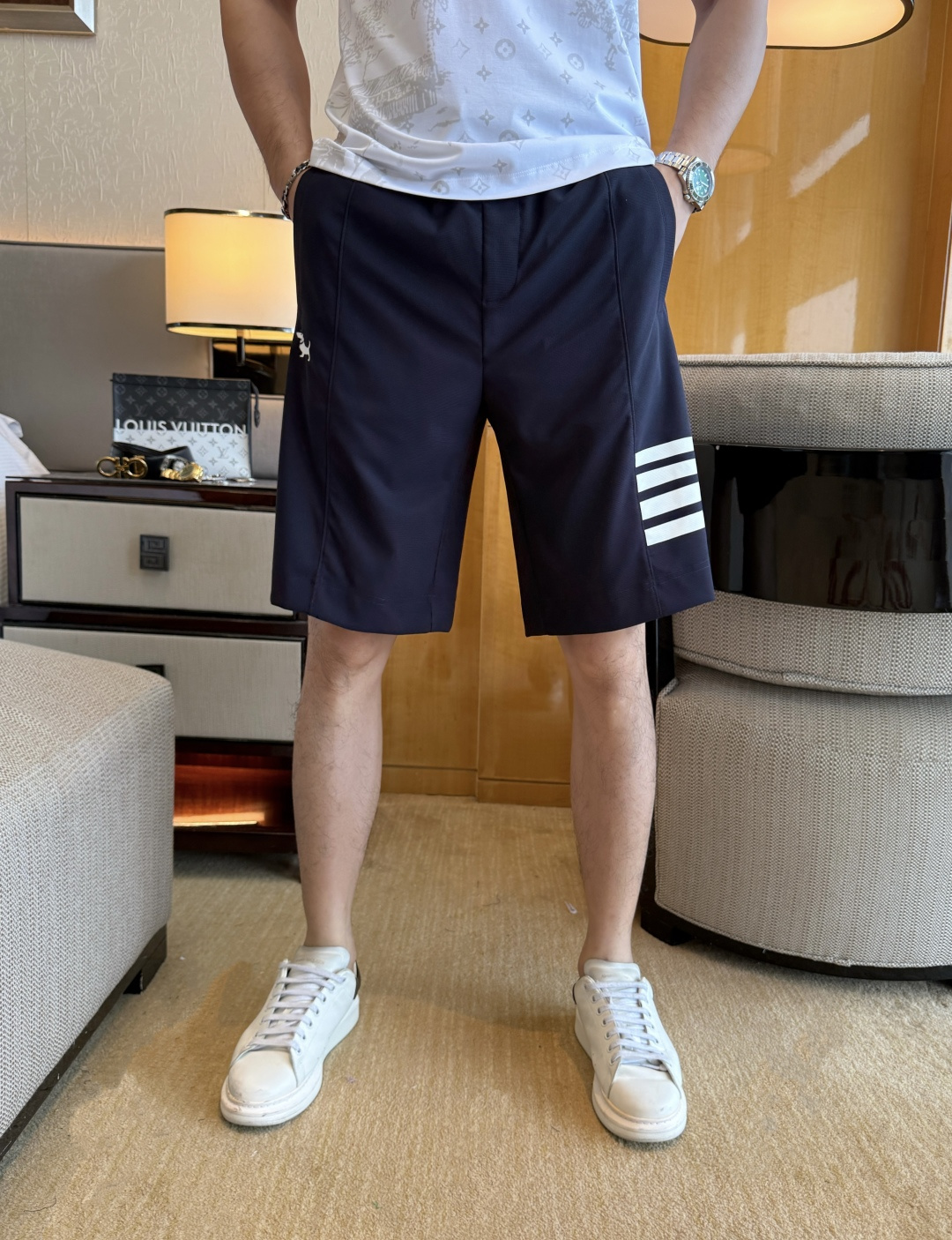 NO:849237,TB - 2026 new summer men's casual shorts. Sold as a window display series, customers can customize brand-specific fabrics. The fabric itself has a great selling point. It feels delicate and soft, and the upper body is crisp and stylish. The brand logo design on the trouser legs is extremely unique, and the upper body effect is great!  First-class tailoring, simple and neat style, in line with men's practical dressing habits, a very worthy item. Color and color, size M- 3XL,, shorts,19860909TB - 2026年夏季新款男士休闲短裤.作为橱窗款系列出售,客供定制品牌特有面料,其面料本身就极具卖点.手感细腻柔软,上身挺括有型.裤腿品牌logo设计,极其别致,上身效果超赞！一流的剪裁,简单利落的风格,吻合了男性实用的穿衣习惯,非常值得收入的一款单品.颜色图色 尺码M- 3XL,,shorts,,Men's clothing
