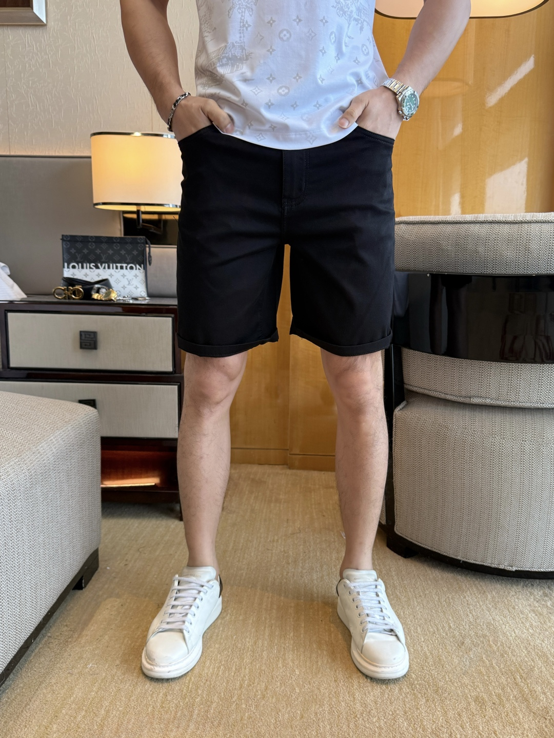 NO:849243,Fendi - 2026ss hot spring and summer denim shorts for the Year of the Horse. Made from original 1:1, perfect for daily use, simple and stylish, custom imported denim fabric, heavy washing process, complex workmanship and exquisite craftsmanship. Easily cater to the needs of the four seasons, soft and elastic to the touch, smooth and neat, original accessories and hardware, comfortable upper body, very easy to wear and durable, size 29-36,, fendi, shorts,19860909芬迪 - 2026ss马年春夏大爆款牛仔短裤.原单1:1制作,日常必备的完美之选,简单大气亦时尚有型,定制进口丹宁面料 ,重工洗水工艺,做工复杂工艺精湛.轻松迎合四季需要,手感柔软带弹力,流畅利落,原版辅料五金,上身舒适非常易搭耐看码数29-36,,fendi,shorts,,Men's clothing