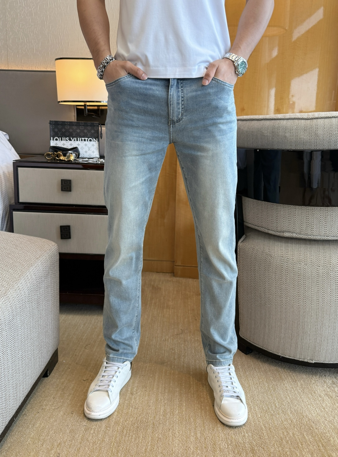 NO:849249,Fendi - 2026ss hot spring and summer jeans for the Year of the Horse. Original 1:1 production, the perfect choice for daily essentials, simple and elegant, fashionable and stylish, customized imported denim fabric, heavy washing process, complex workmanship and exquisite craftsmanship. Easily cater to the needs of the four seasons, soft and elastic to the touch, smooth and neat, original accessories and hardware, comfortable upper body, very easy to wear and durable, size 29-36,,fendi,jeans,19860909芬迪 - 2026ss马年春夏大爆款牛仔裤.原单1:1制作,日常必备的完美之选,简单大气亦时尚有型,定制进口丹宁面料 ,重工洗水工艺,做工复杂工艺精湛.轻松迎合四季需要,手感柔软带弹力,流畅利落,原版辅料五金,上身舒适非常易搭耐看码数29-36,,fendi,jeans,,Men's clothing