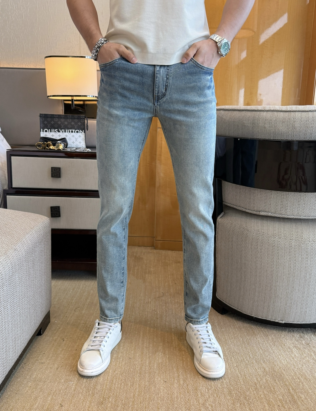NO:849251,Valentino - 2026ss spring and summer popular 9-point jeans for the Year of the Horse. Original 1:1 production, a perfect choice for daily necessities, simple and elegant, fashionable and stylish, customized imported denim fabrics, heavy washing process, complex workmanship and exquisite craftsmanship. Easily cater to the needs of the four seasons, soft and elastic to the touch, smooth and neat, original accessories and hardware, the upper body is comfortable, very easy to wear and durable, size 29-36,,valentino,jeans,19860909华伦天奴 - 2026ss马年春夏大爆款9分牛仔裤.原单1:1制作,日常必备的完美之选,简单大气亦时尚有型,定制进口丹宁面料 ,重工洗水工艺,做工复杂工艺精湛.轻松迎合四季需要,手感柔软带弹力,流畅利落,原版辅料五金,上身舒适非常易搭耐看码数29-36,,valentino,jeans,,Men's clothing