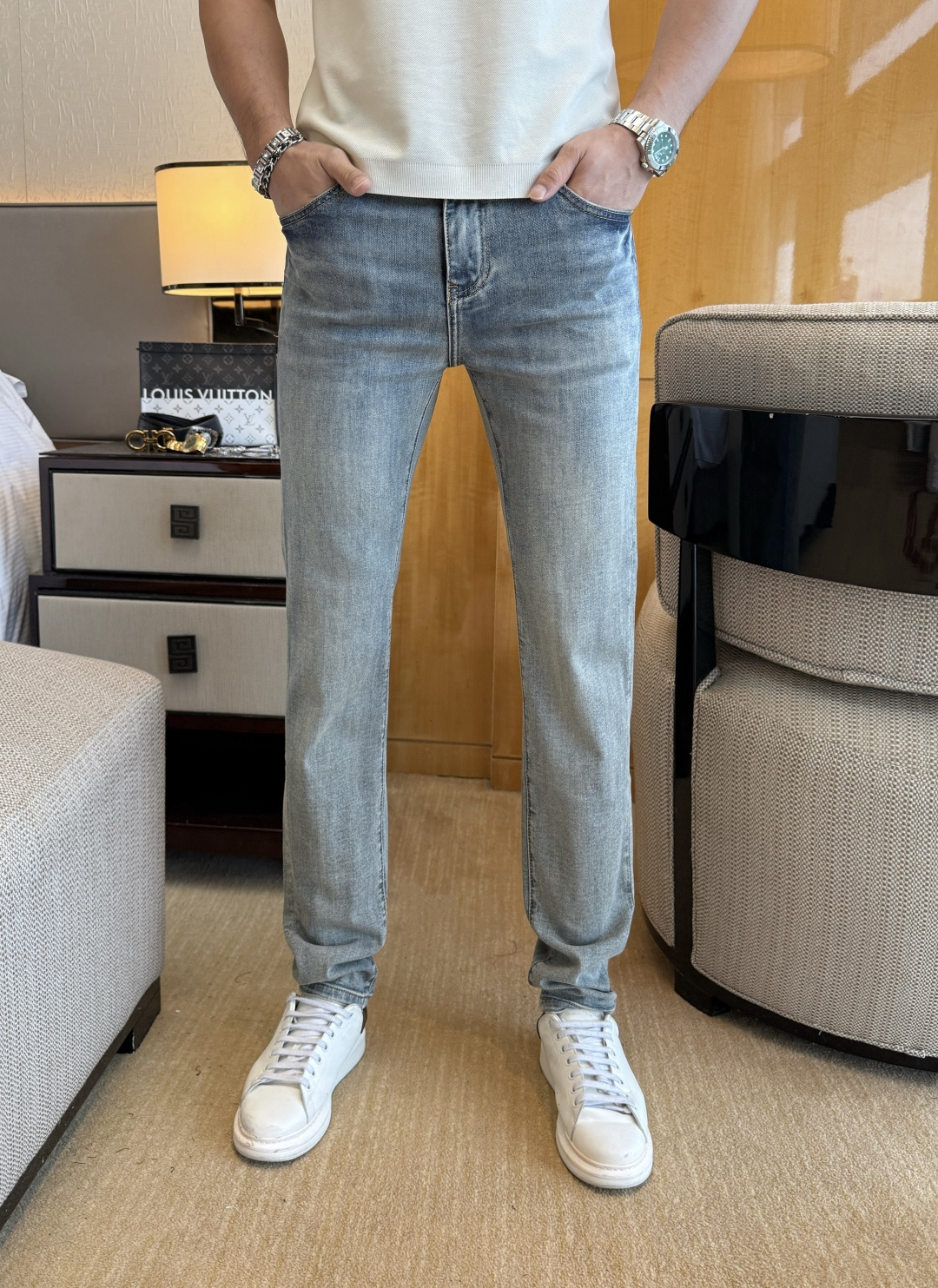 NO:849253,Versace - 2026ss hot spring and summer jeans for the Year of the Horse. Original 1:1 production, a perfect choice for daily necessities, simple and elegant, fashionable and stylish, customized imported denim fabric, heavy washing process, complex workmanship and exquisite craftsmanship. Easily cater to the needs of the four seasons, soft and elastic to the touch, smooth and neat, original accessories and hardware, comfortable upper body, very easy to wear and durable, size 29-36, versace, jeans,19860909范思哲 - 2026ss马年春夏大爆款牛仔裤.原单1:1制作,日常必备的完美之选,简单大气亦时尚有型,定制进口丹宁面料 ,重工洗水工艺,做工复杂工艺精湛.轻松迎合四季需要,手感柔软带弹力,流畅利落,原版辅料五金,上身舒适非常易搭耐看码数29-36,,versace,jeans,,Men's clothing
