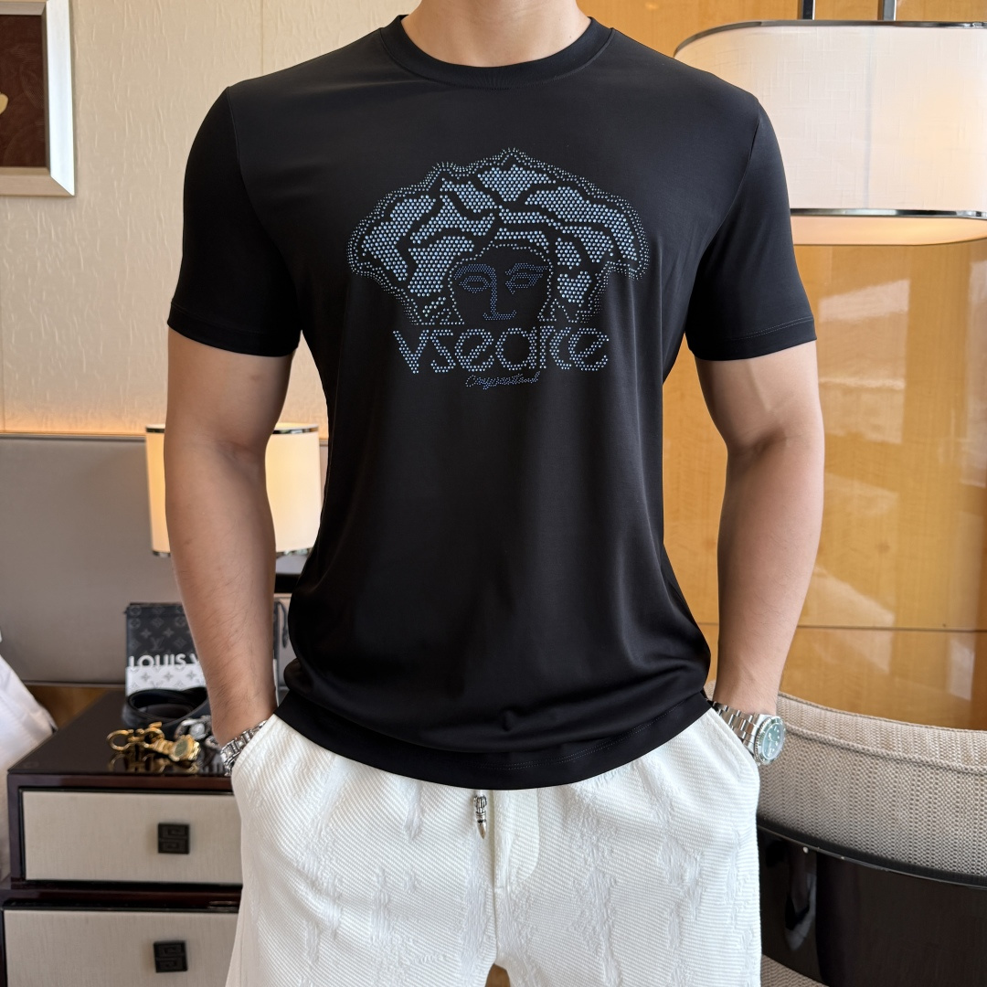 NO:909505,Versace - 2026ss Year of the Horse spring and summer high-quality short-sleeved T-shirts. Official website synchronization. High-end quality. Customized top-grade mercerized cotton fabric, 1:1 production by top manufacturers, fashionable brand heavy craftsmanship logo design, soft and delicate feel. Skin-friendly and comfortable to wear. Versatile and casual. The upper body is very good. Handsome. A must-have for trendy men. Sizes M-3XL. Can wear up to 200 pounds!  ,,versace,T-shirt,tees,t-shirt,19860909范思哲 - 2026ss马年贺岁款春夏精品短袖T恤 官网同步 高端品质 定制顶级丝光棉面料,顶级大厂1:1制作,时尚大牌重工艺logo设计,手感柔软细腻 穿着亲肤舒适 百搭休闲 上身非常赞 帅气 潮男必备品 尺码M-3XL 最大可穿200斤！,,versace,T-shirt,tees，t-shirt,,Men's clothing