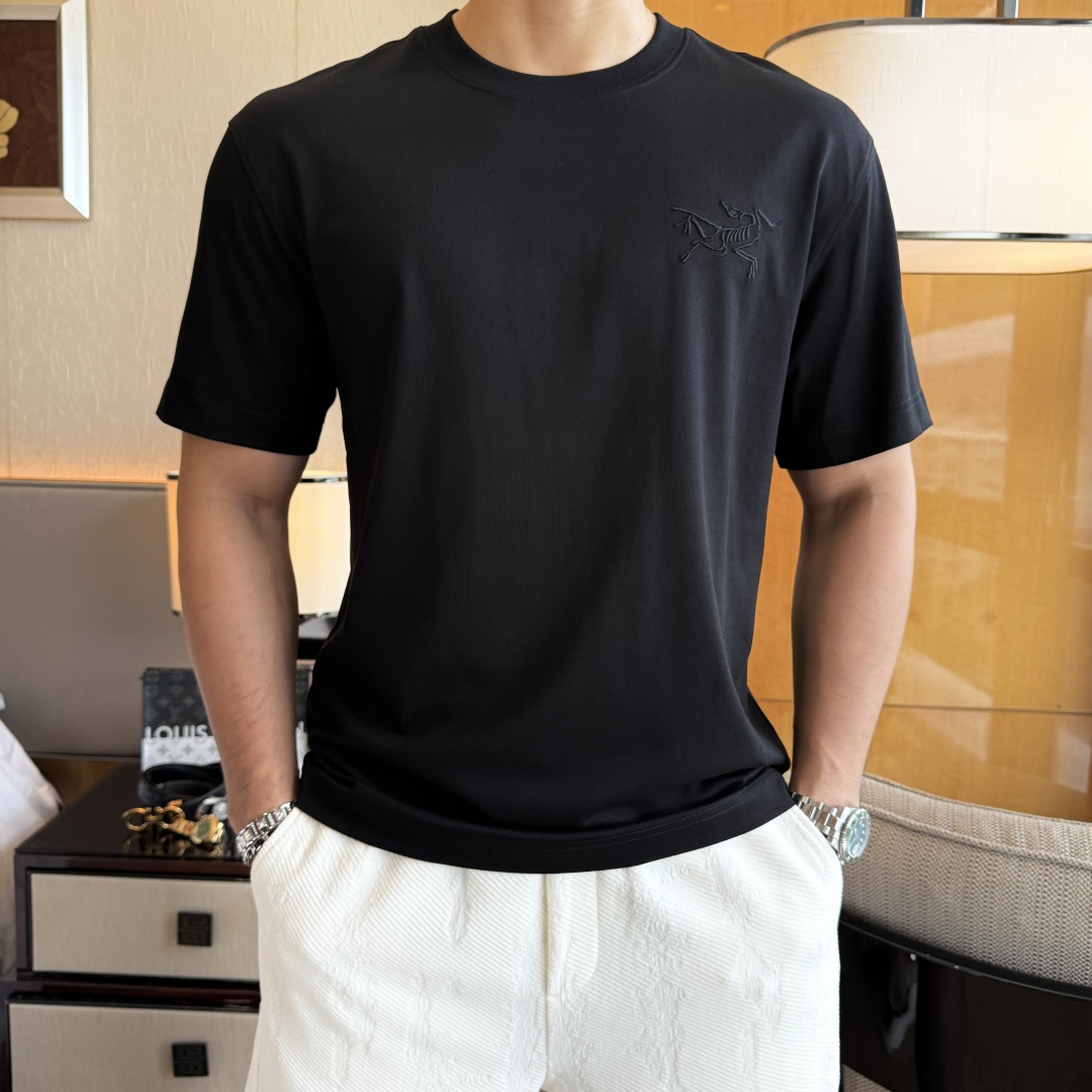 NO:935989,Zuniao - 2026 Spring and Summer New Year of the Horse men's wide-edition short-sleeved T-shirt, urban casual style, a very design item, top-grade foreign merchants provide customized cotton fabrics, extremely comfortable and breathable, positive skin-friendly, subverting the comfort experience brought by traditional fabrics, exquisite craftsmanship and accessories. The brand LOGO pattern on the chest is made with unique craftsmanship, with strong style. Original tailoring, meticulous detail processing to better highlight its quality. Loose size M-3XL  Can wear up to 210 pounds!  ,,T-shirt,tees,t-shirt,19860909史祖鸟 - 2026马年春夏新款男士阔版短袖T恤,都市休闲风格,极具设计感的一款单品,顶级外商客供定制棉面料,上手极微舒适透气,亲肤性积极,颠覆传统面料所带来的舒适体验,工艺辅料考究.胸前品牌LOGO图案以独特工艺制作而成,风格性极强.原版剪裁,一丝不苟细节处理更佳彰显其品质.宽松尺码M-3XL 最大可穿210斤！,,T-shirt,tees，t-shirt,,Men's clothing