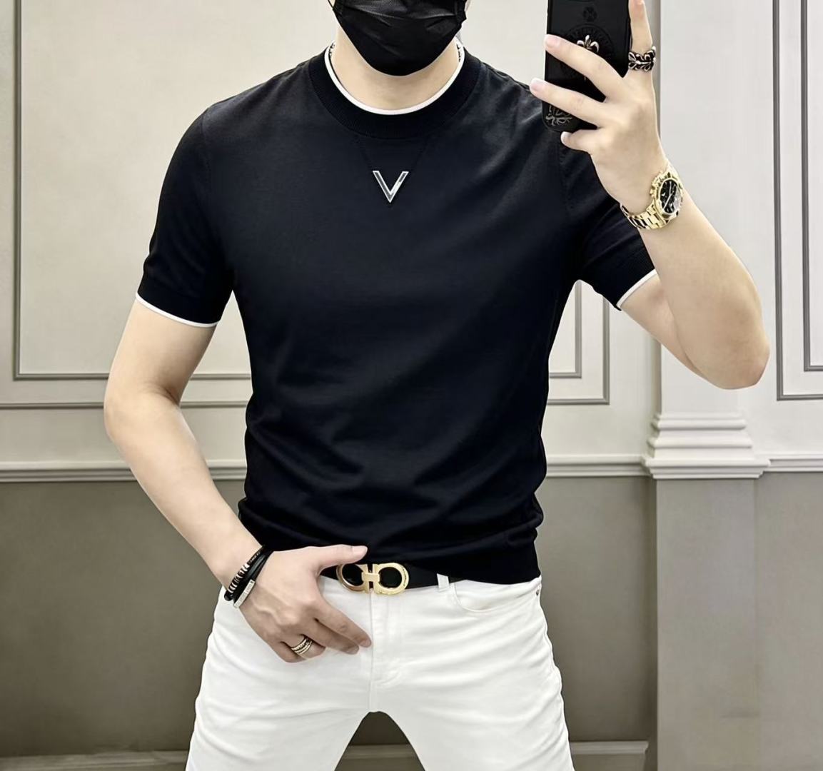 NO:858026,Valentino - 2026ss Year of the Horse Spring and Summer's latest hot style high-quality knitted short-sleeved T-shirt, customized imported soft Yilite fabric, embellished with fashionable big-name element logos, breathable fabric, delicate and soft texture, cool and smooth next to the body. Moisture-wicking, simple and elegant yet fashionable, three-dimensional tailoring, super stylish upper body!  A must-have for fashionistas, sizes M-3XL, can be worn up to 190 pounds!  ,,valentino,T-shirt,tees,t-shirt,19860909华伦天奴 - 2026ss马年春夏最新大爆款精品针织短袖T恤,定制进口轻柔伊力特面料,时尚大牌元素logo点缀,会呼吸的面料,质感细腻柔软,贴身冰爽顺滑.吸湿排汗,简约大方又不失时尚,版型立体裁剪,上身超有型！时尚潮人必备款 尺码M-3XL 最大可穿可穿190斤！,,valentino,T-shirt,tees，t-shirt,,Men's clothing