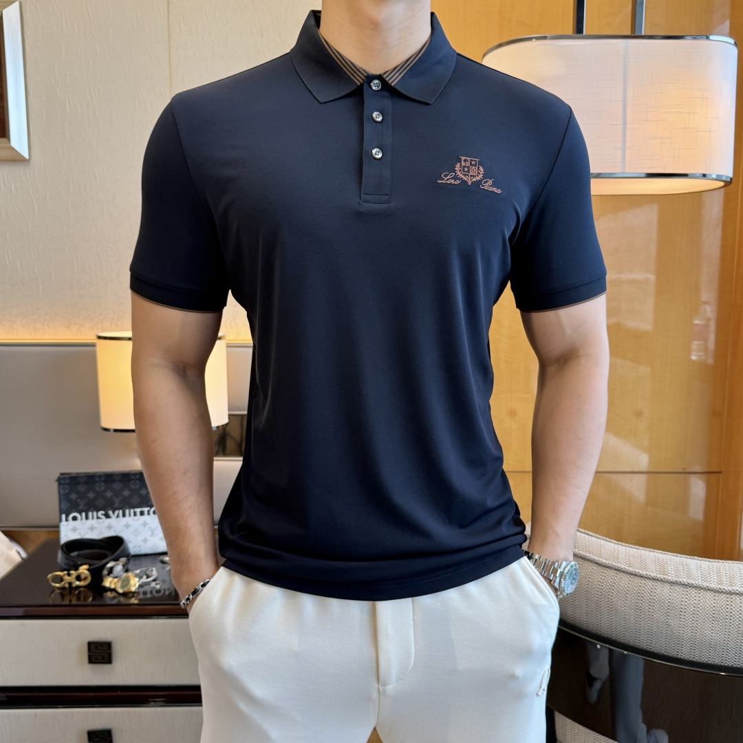 NO:914878,LP Nuoyo - 2026ss New Year of the Horse spring and summer new polo collar short-sleeved series. Selected high-quality long-staple cotton fabrics, fashionable big-name element logo design, awesome upper body shape, fine, comfortable and breathable fabrics, super good-looking and a must-have for fashionable men with any combination!  Sizes M-3XL can fit up to 200 pounds!  ,,loro piana,T-shirt,19860909LP诺悠- 2026ss马年春夏新款polo领短袖系列.精选优质长绒棉面料,时尚大牌元素logo设计,上身版型超赞,面料细腻舒适透气,随意搭配都超级好看时尚型男必备款哦！尺码M-3XL 最大可穿200斤！,,loro piana,T-shirt,,Men's clothing