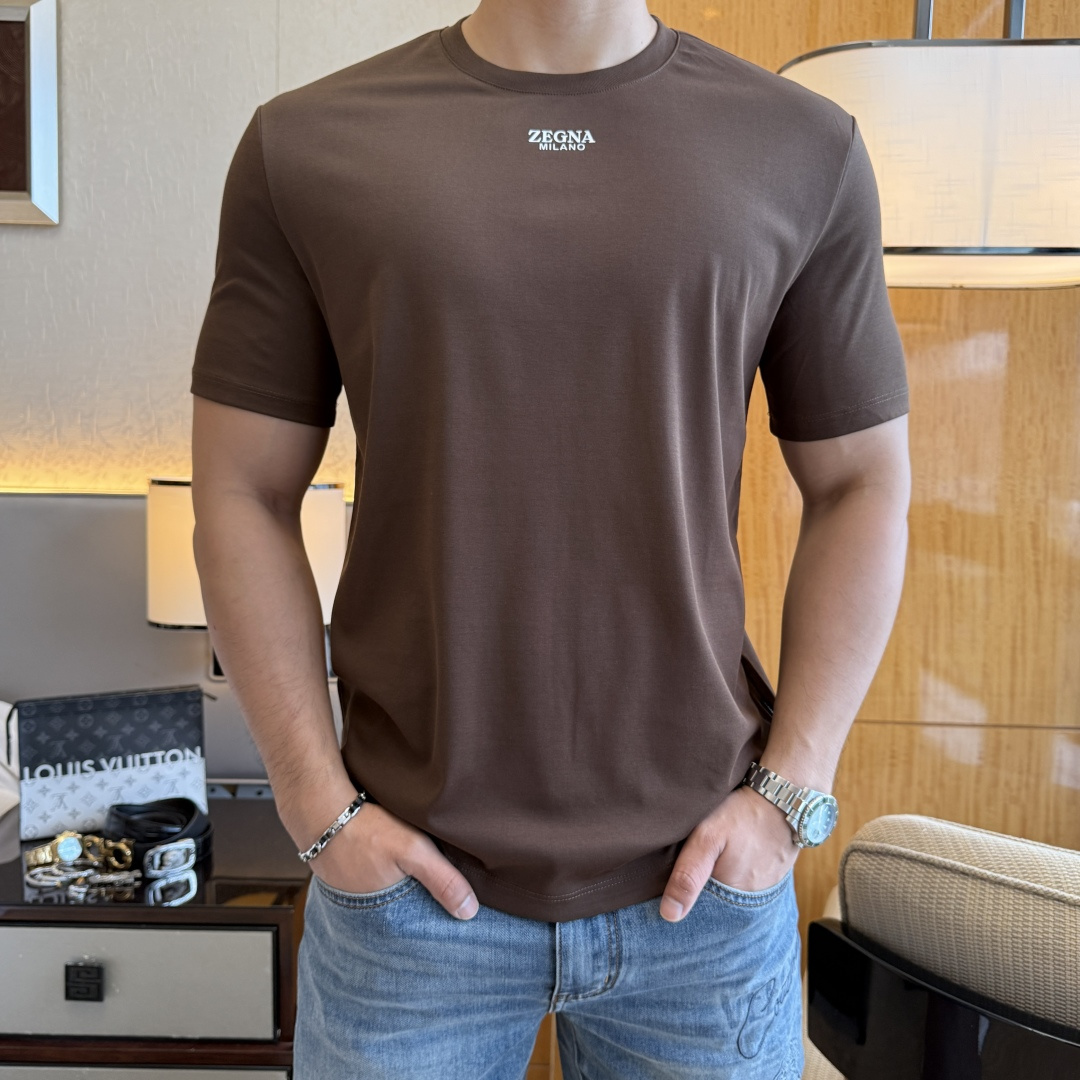 NO:914856,Zegna - 2026ss Spring and Summer high-quality short-sleeved T-shirt for the Year of the Horse, synchronized with the official website, high-end quality, customized top-grade mercerized cotton fabric, 1:1 production by top manufacturers, fashionable brand heavy craftsmanship logo design, soft and delicate feel, skin-friendly and comfortable to wear, versatile and casual, the upper body is very good, handsome, a must-have for trendy men, size M-3XL, can wear up to 200 pounds!  ,,zegna,T-shirt,tees,t-shirt,19860909杰尼娅- 2026ss马年贺岁款春夏精品短袖T恤 官网同步 高端品质 定制顶级丝光棉面料,顶级大厂1:1制作,时尚大牌重工艺logo设计,手感柔软细腻 穿着亲肤舒适 百搭休闲 上身非常赞 帅气 潮男必备品 尺码M-3XL 最大可穿200斤！,,zegna,T-shirt,tees，t-shirt,,Men's clothing